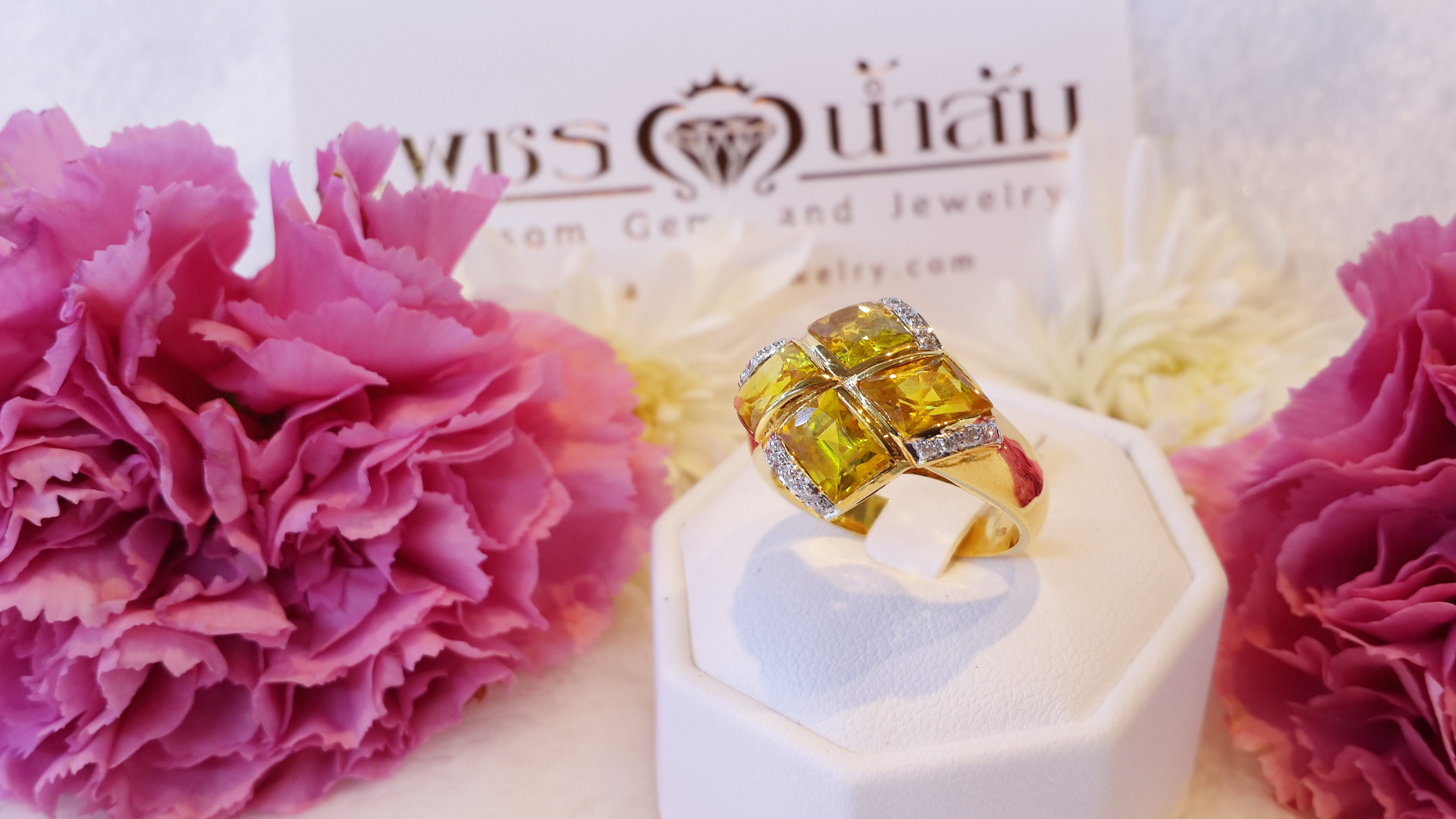 แหวนพลอยบุษราคัม ดีไซน์เก๋ล้ำ ทันสมัยไขว้กัน ตีขอบด้วยเพชร