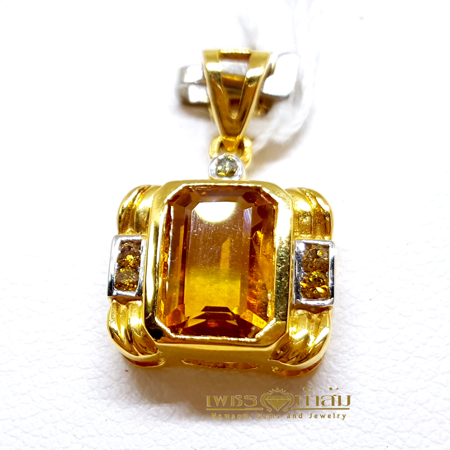 จี้พลอยบุษราคัม Yellow Sapphire ขนาดพอดี สมใส่ได้ทุกวัน เจียรเป็นทรงเหลียม คาดด้วยเพชรแท้ขอบข้าง เพื่มลูกเล่น