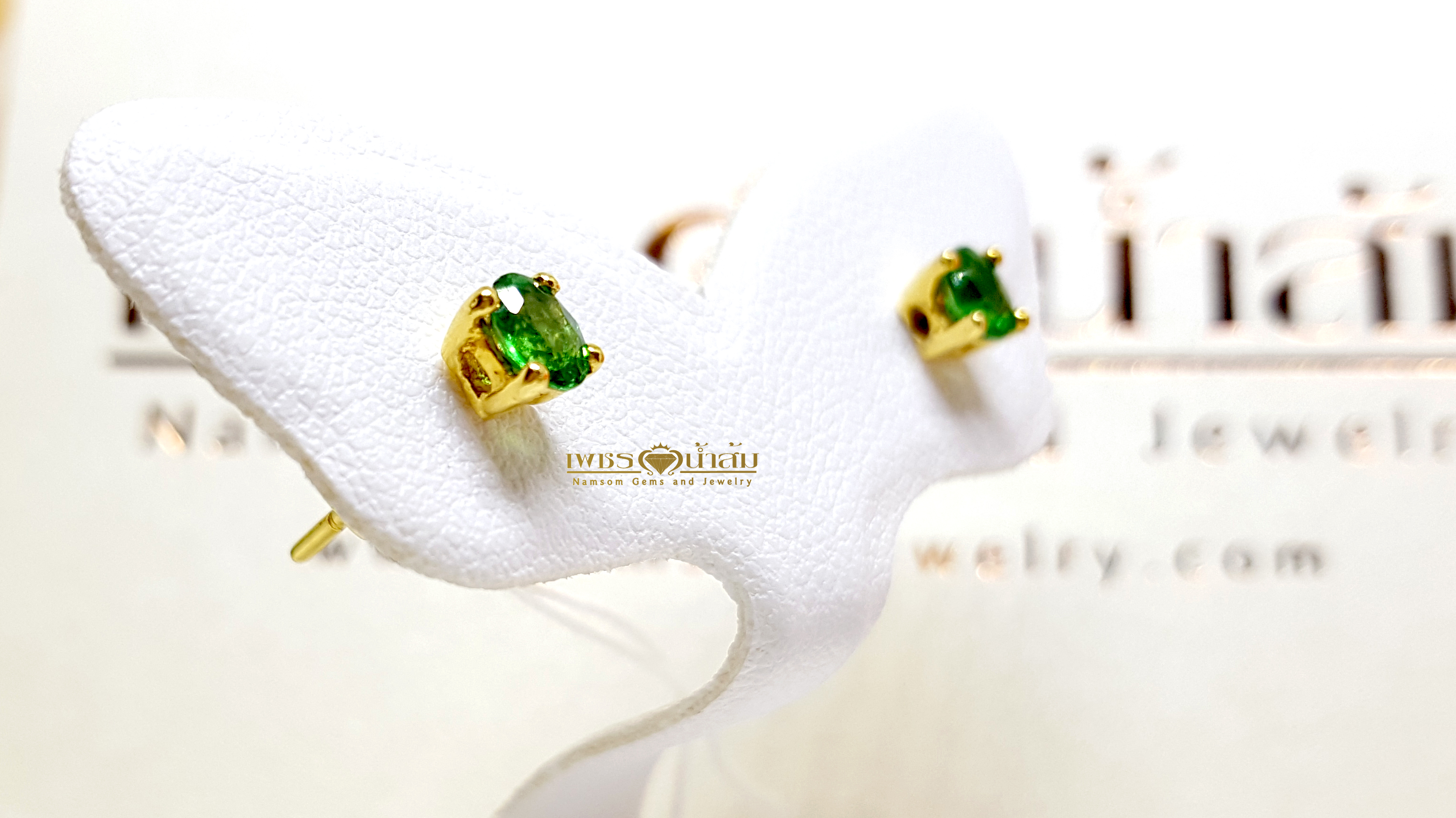 ต่างหูพลอยมรกต Emerald เจียรทรงกลม สีเขียวสวยสด