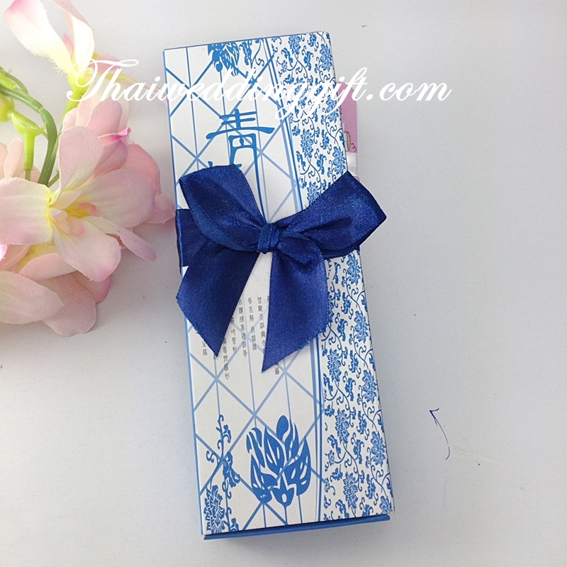 ช้อนตะเกียบ ด้ามลายหลุยส์ แพ็คกล่องฟ้าผูกโบว์ ฟรีป้ายชื่อ