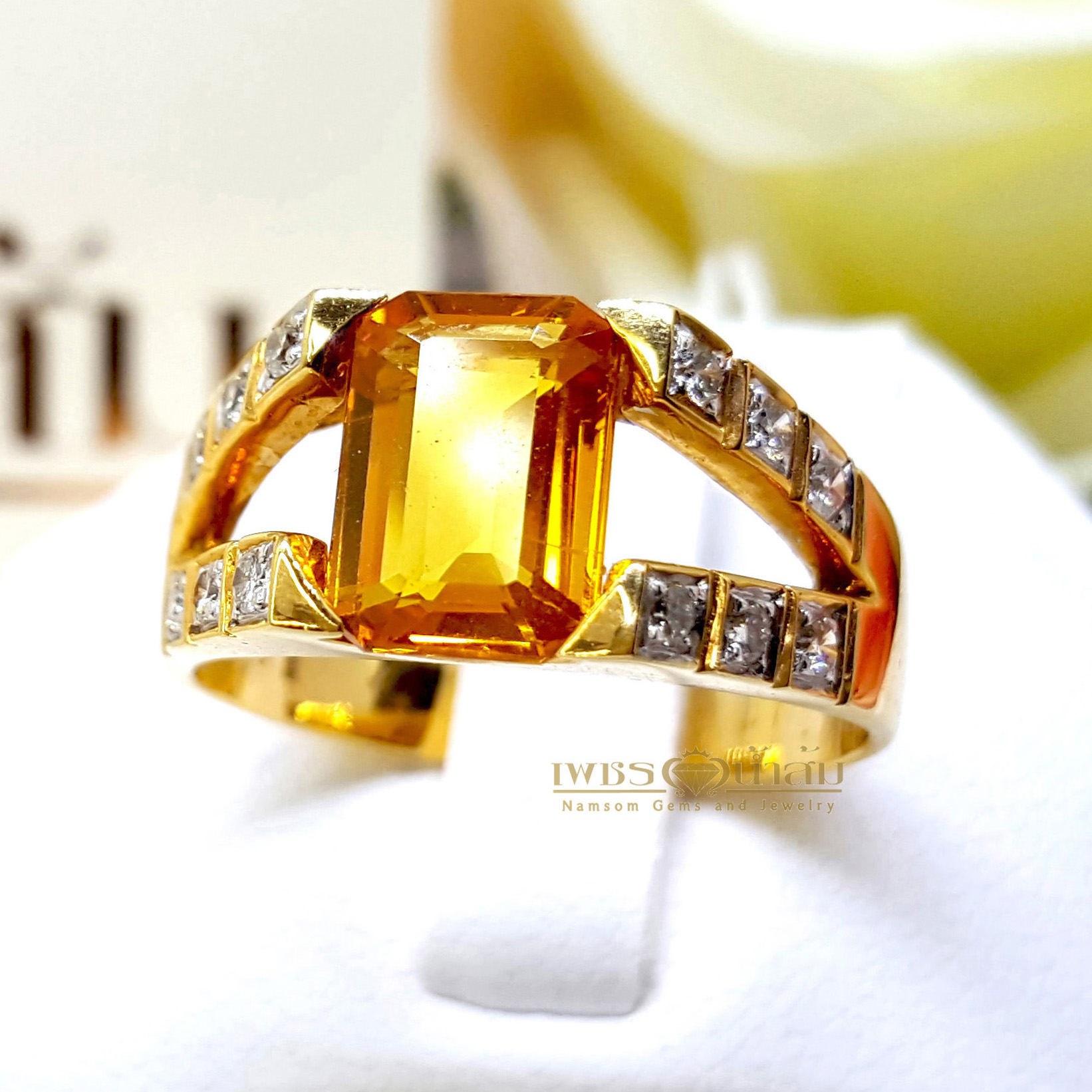 แหวนบุษราคัม Yellow Sapphire ทรงไข้ว ประดับตกแต่งด้วยเพชรแท้ ทำเป็นลายแฉก ฝังเหลี่ยมเพิ่มลูกเล่น บนตัวเรือนองแท้ทั้งตัวเรือน