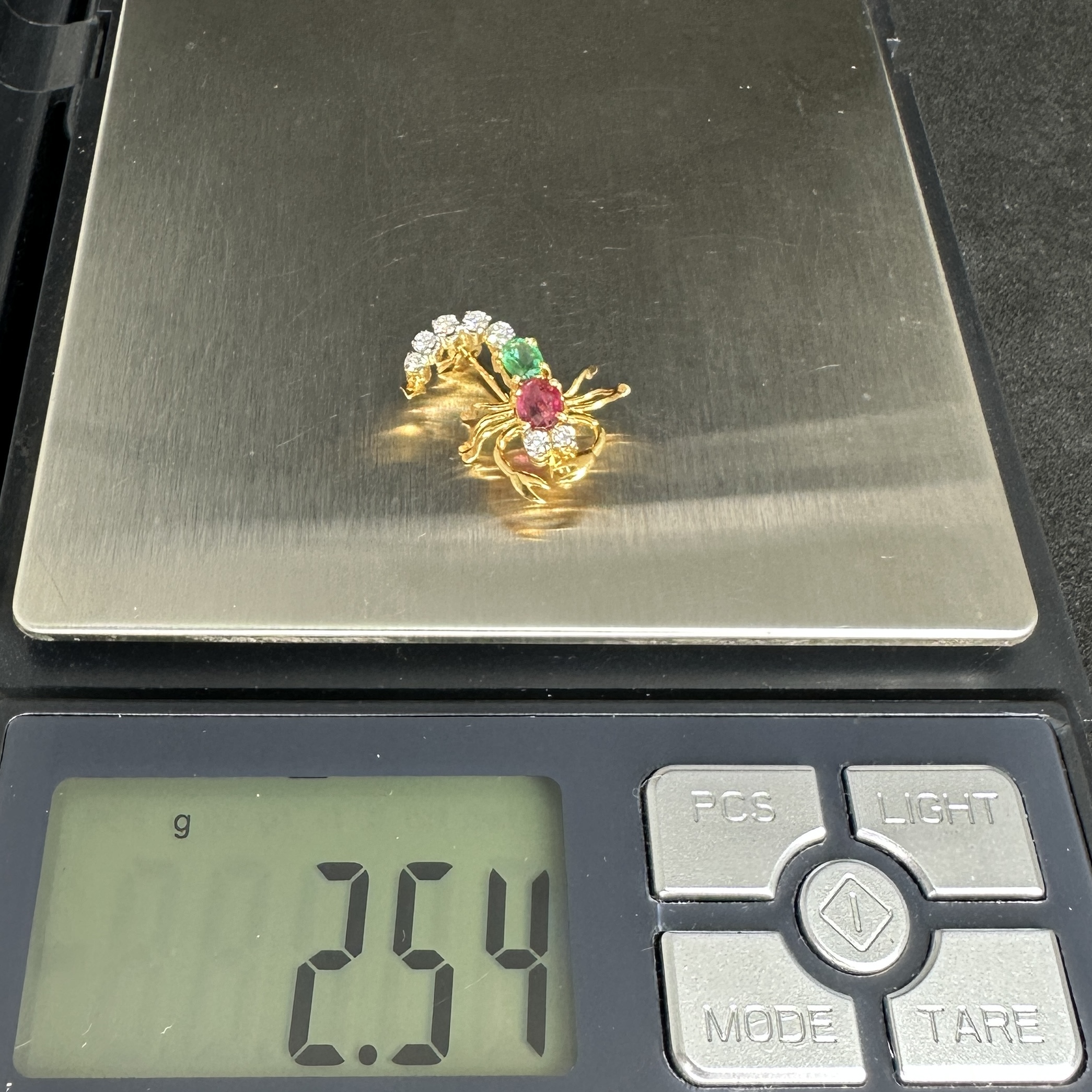 รหัส 64582 เข็มกลัด แมงป่อง ทับทิม มรกต ฝังเพชร 7 เม็ด 0.23 กะรัต ทอง90 นน. 2.54 g