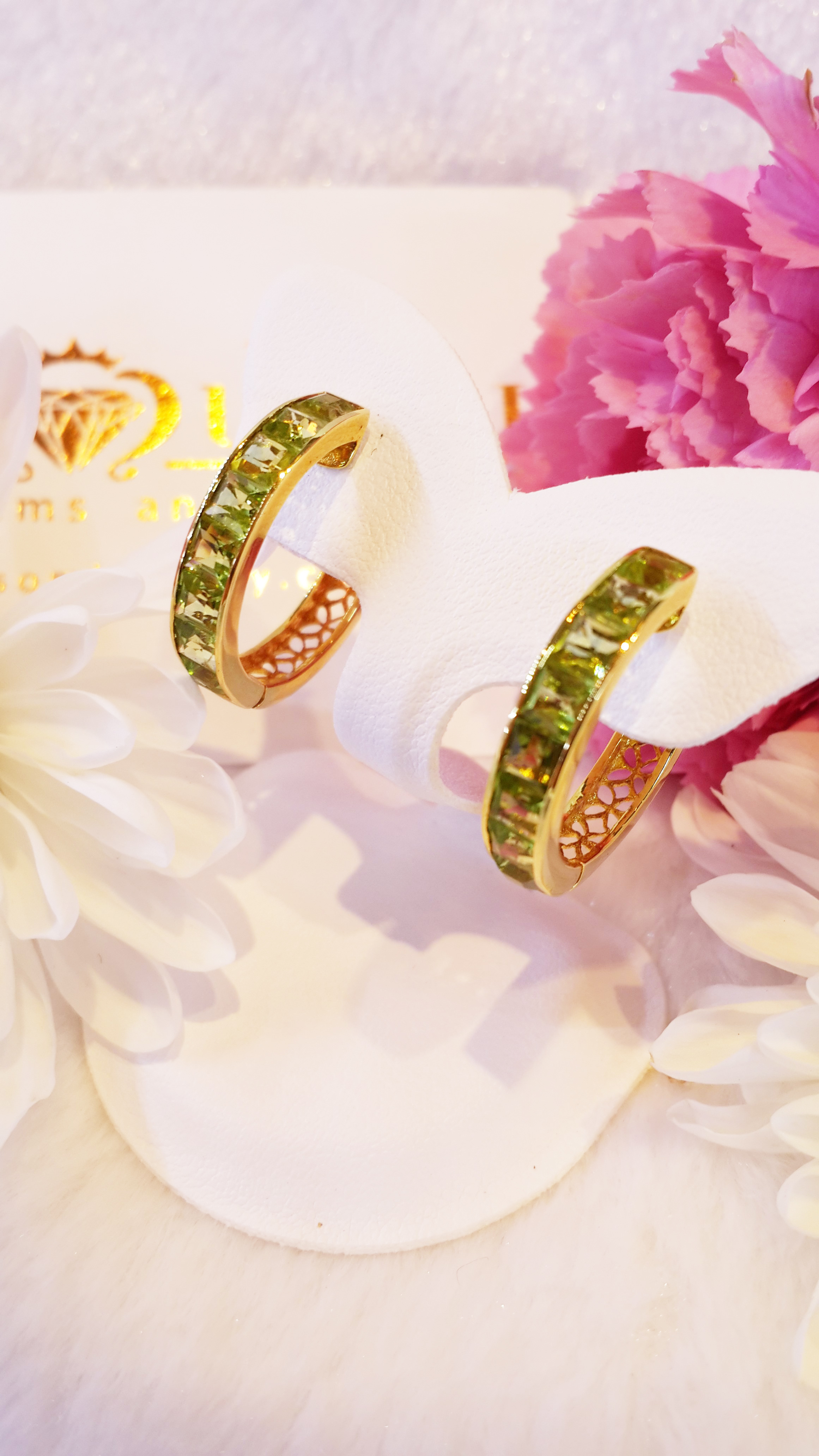 ต่างหูพลอย Peridot สีสวย รูปทรงห่วง ดีไซน์เก๋ ทันสมัย