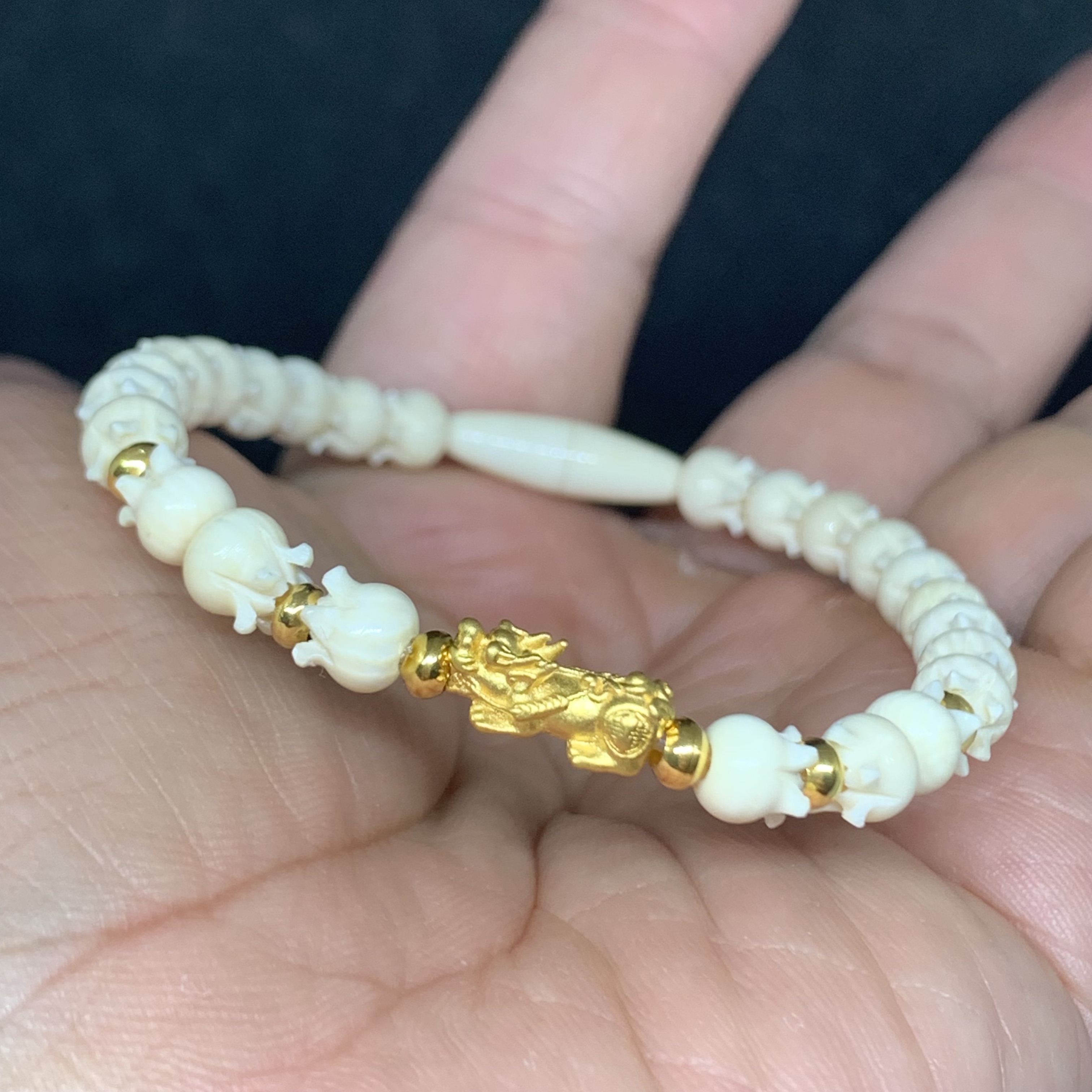 รหัส 63159 สร้อยข้อมือ ปี่เซียะ ทอง99.99 คั่นทอง90 เม็ดประคำ ความยาว 18.00 ซม. ร้อยด้วยเอ็น นน. 5.27 g