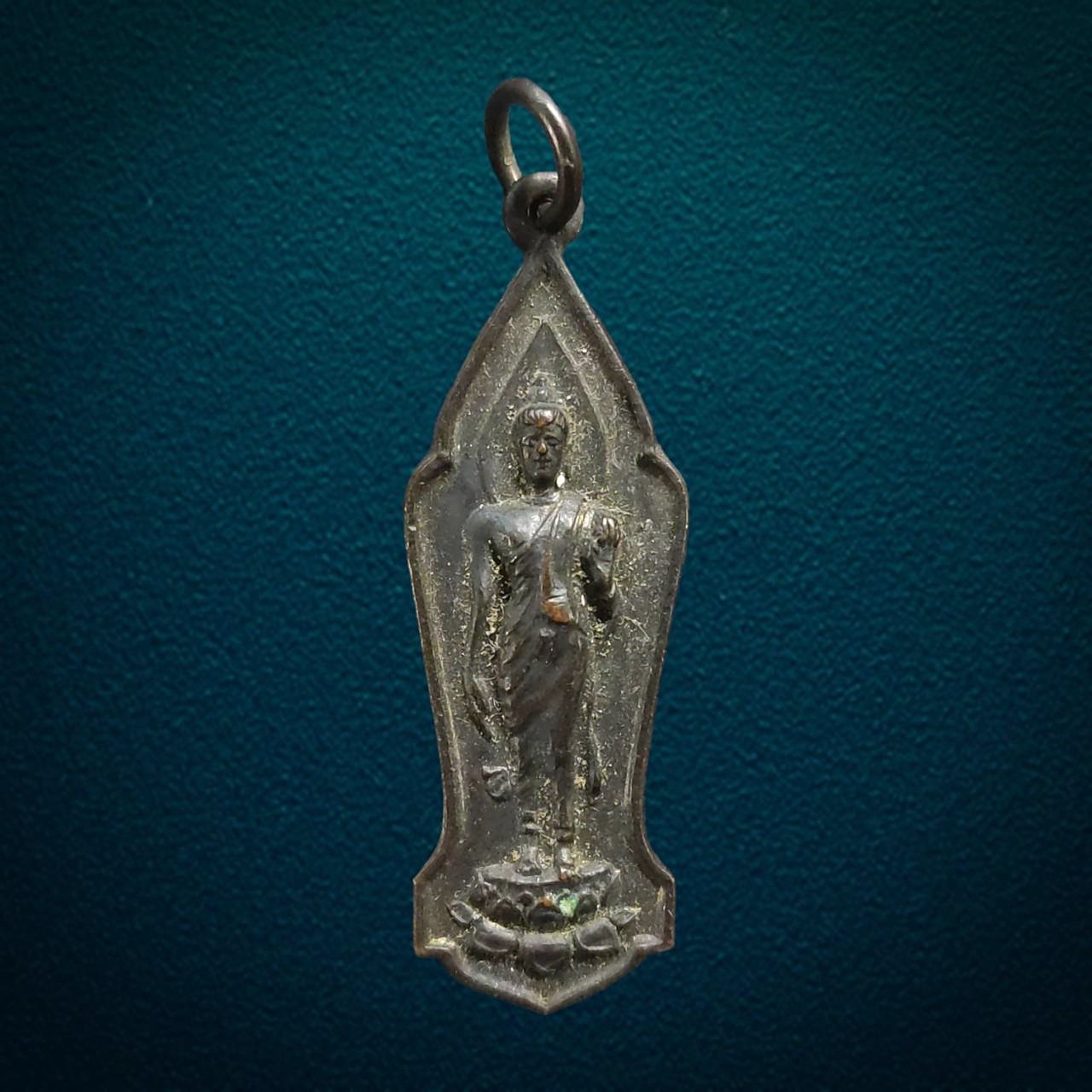 เหรียญพระพุทธนวฤทธิ์ จิตตภาวัน ปางลีลาประทานพร ฐานดอกบัว จ.ชลบุรี เนื้อทองแดงรมดำ