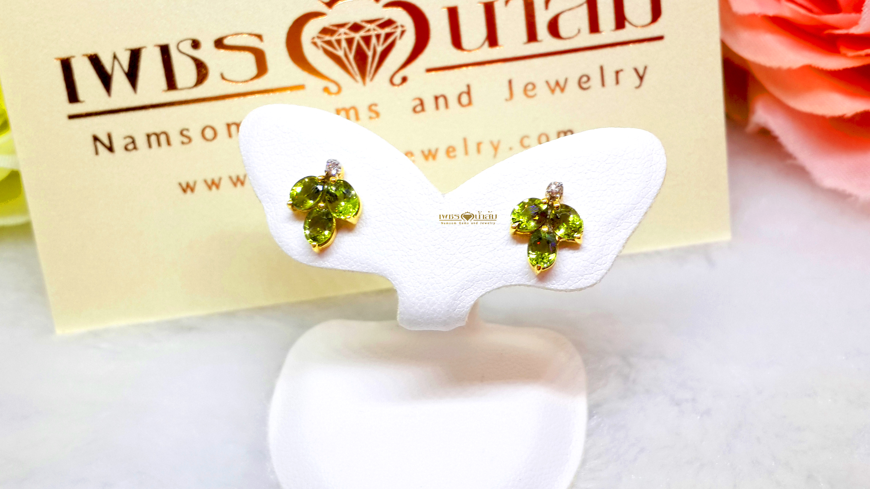 ต่างหูพลอยเขียวส่อง Green Sapphire ทรงใบไม้ ประดับด้วยเพชรแท้