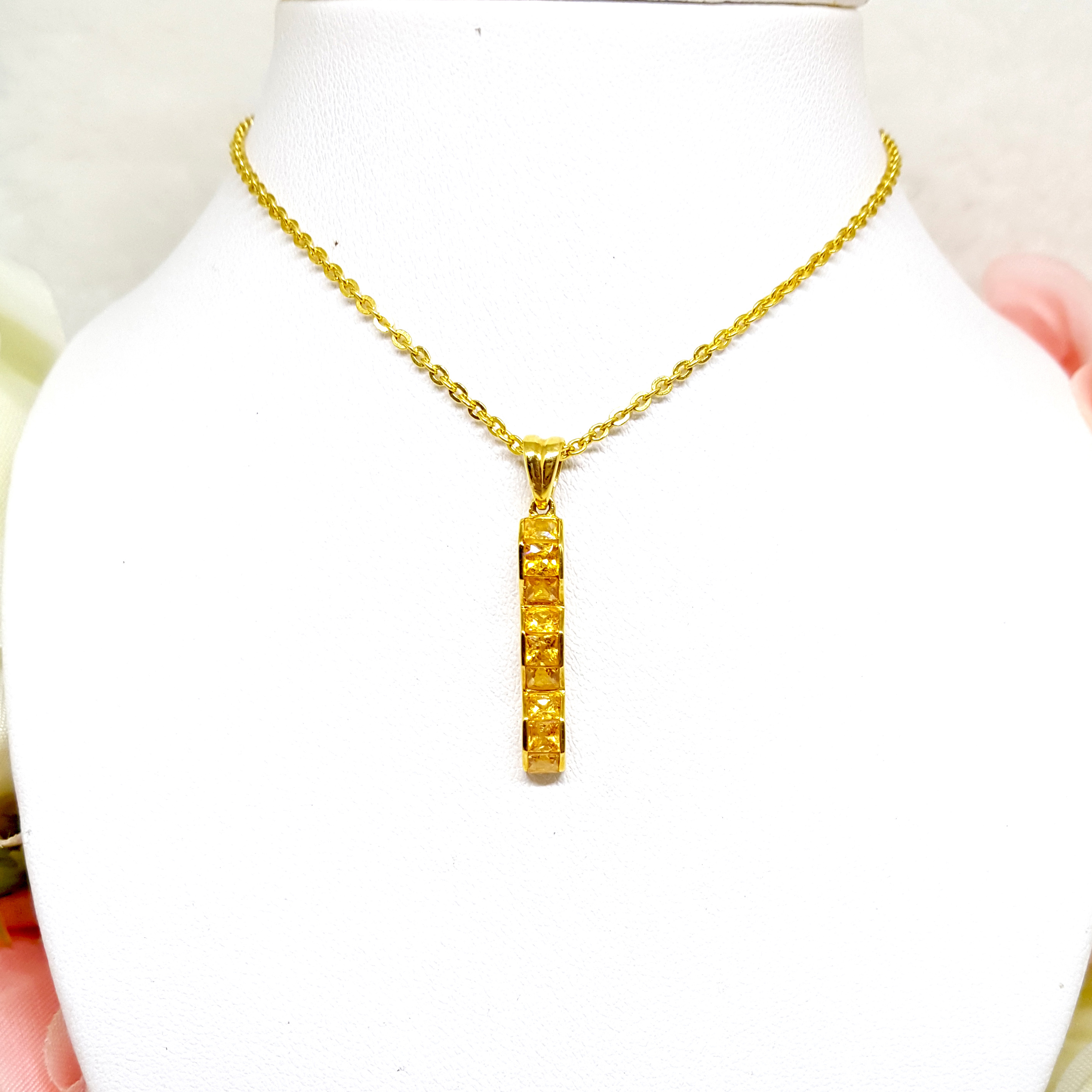 จี้พลอยบุษราคัม Yellow Sapphire ชิ้นเล็กน่ารัก เจียรเป็นทรงลูกคลื่น สวมใส่ได้ทุกวัน