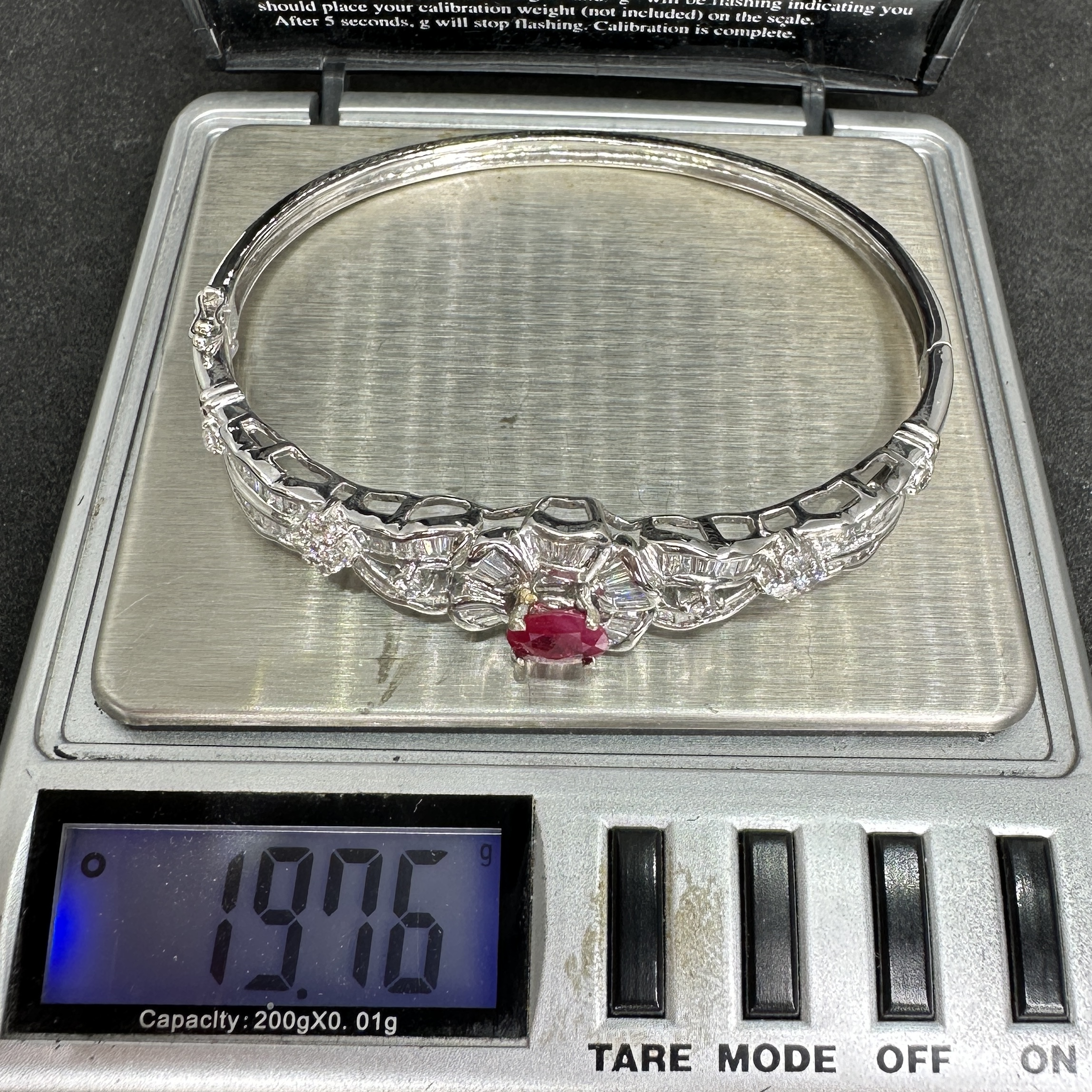 รหัส 61073 กำไล ทับทิมพม่า ฝังเพชร 96 เม็ด 2.04 กะรัต ทอง18Kขาว งานสวยมาก นน. 19.76 g