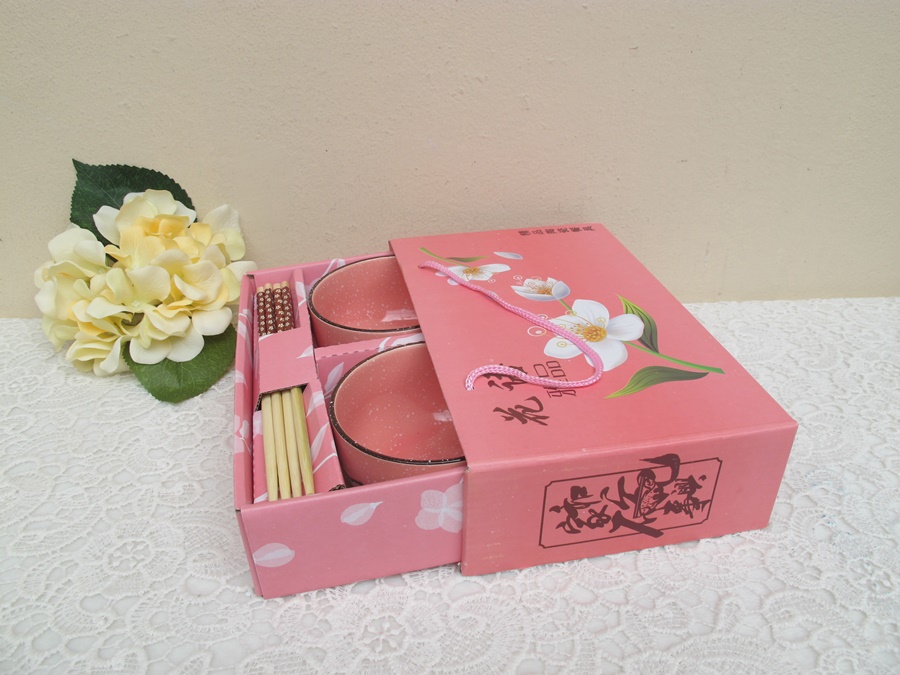 เซตชามพร้อมตะเกียบ 2 ที่ แพ็คกล่องดอกสีชมพู พร้อมถุงหิ้ว