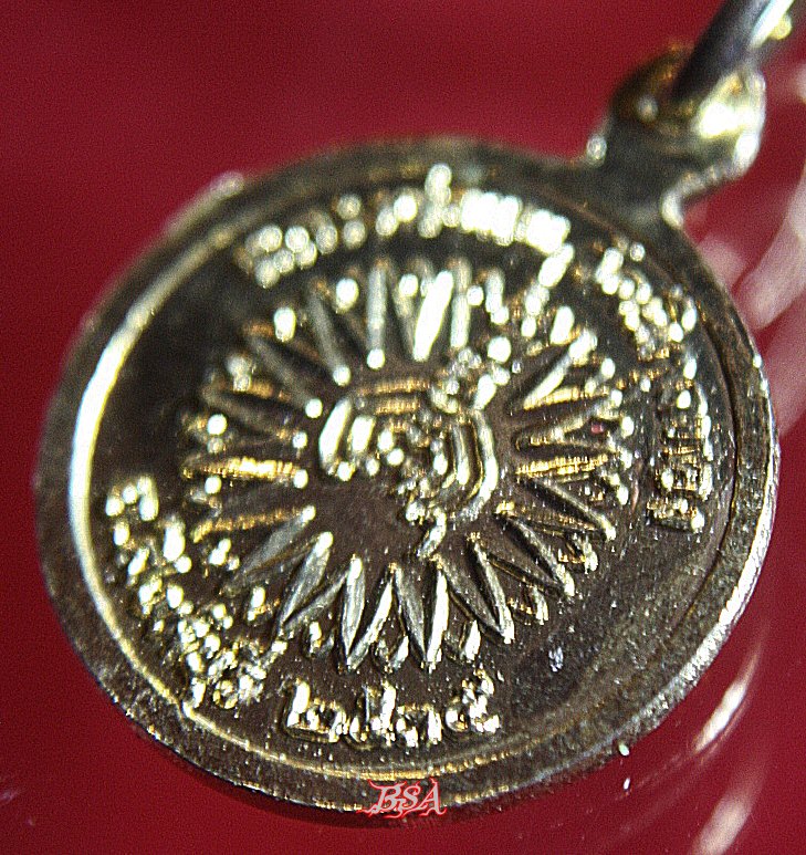 เหรียญกลมเล็กกะไหล่ทอง หลวงพ่อแพ วัดพิกุลทอง จ.สิงห์บุรี สร้างปี 2535