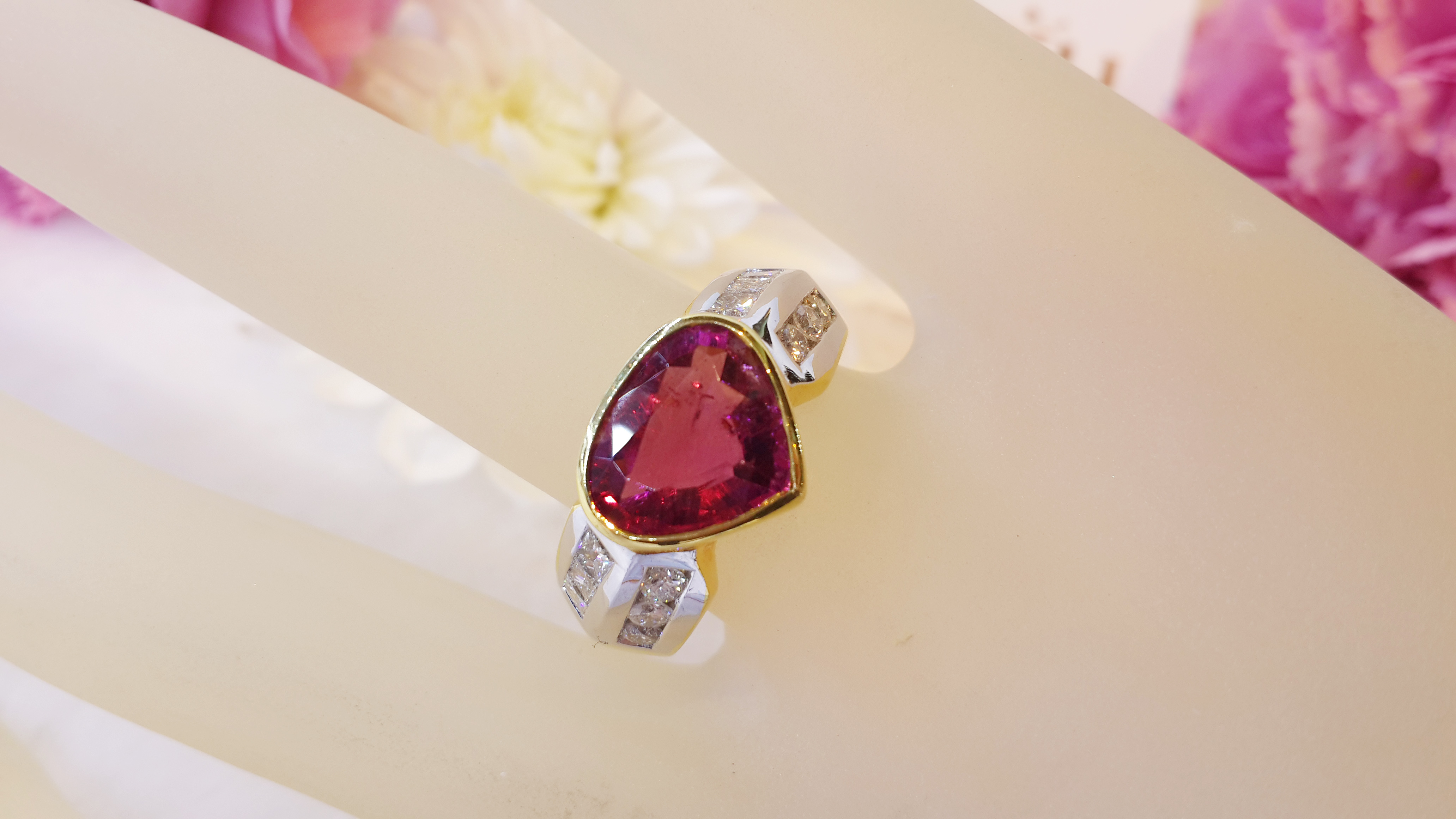 แหวนพลอยRubelliteเม็ดใหญ่ น้ำสวย ประดับเพชรเหลี่ยม Round Cut และ Princess Cut