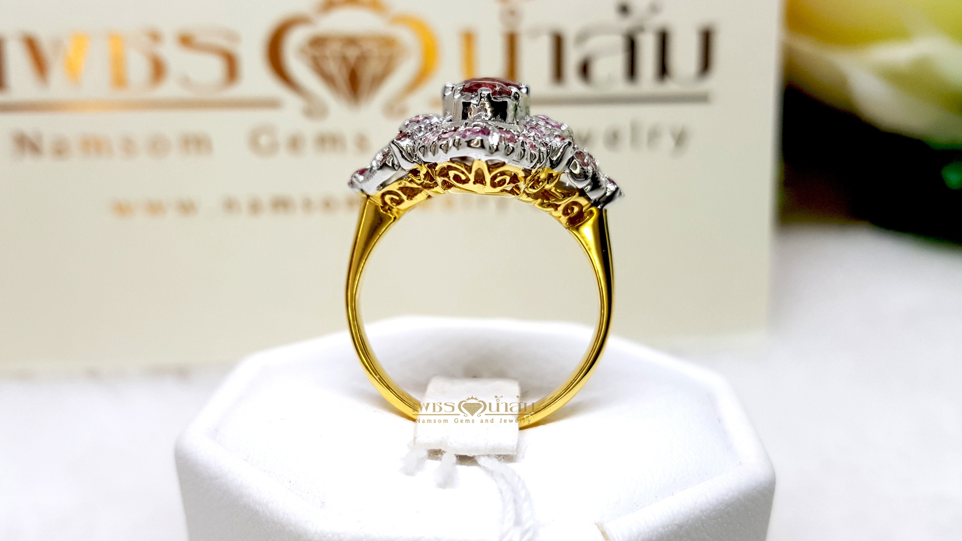 แหวนทับทิม Ruby สีแดงสดเรียงแถวสามเม็ด ประดับตกแต่งด้วย Pink Sapphire ตัวเรือนทรงไทยชุบทองคำขาว บนตัวเรือนทองแท้ทั้งตัวเรือน