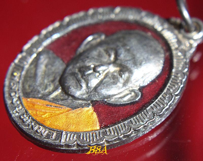 เหรียญรูปเหมือนครึ่งองค์ทรงรูปไข่พระครูนิทัศน์ศาสนกิจ (หลวงปู่พิมพา ธมฺมวโร) วัดหนองตางู ต.หนองตางู อ.บรรพตพิสัย จ.นครสรรค์ รุ่น รวย รวย รวย ลงยา (2)