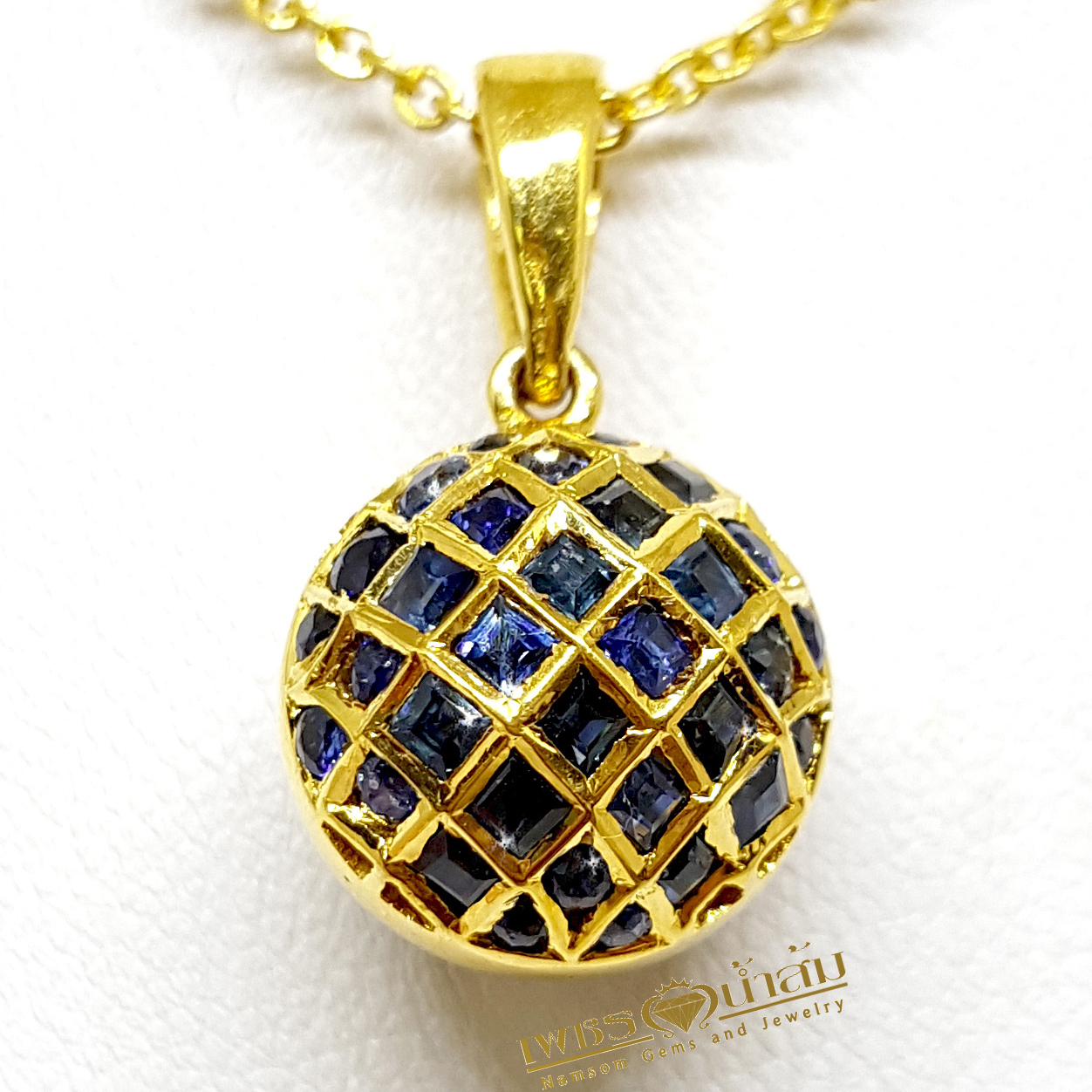 จี้พลอยไพลิน Blue Sapphire น้ำงาม ฝังเรียบไร้หนาม ทรงกลมลูกโลก ขณะสวมจะเหวี่ยงตัวแก่วงตามผู่ใส่ หยอกเอินทุกสายตาให้หันมามอง