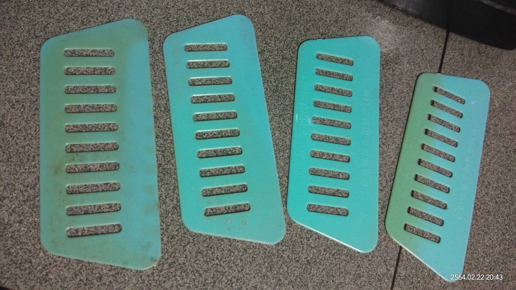 ที่รีดสติ๊กเกอร์ (กว้าง15cm.xสูง6.5cm.) มีตำหนิ