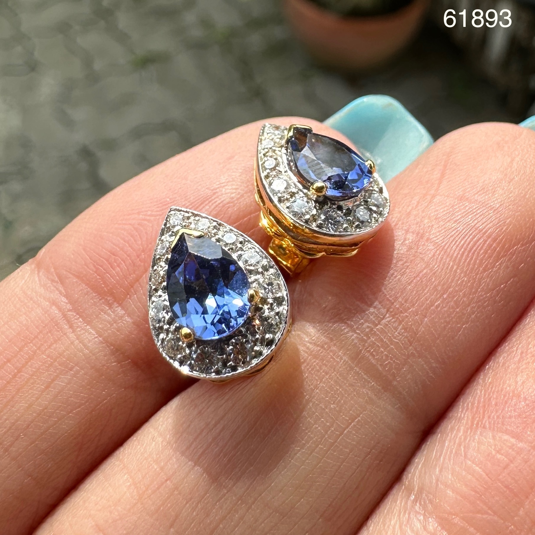รหัส 61893 ต่างหู พลอยสีน้ำเงิน ล้อมเพชร 24 เม็ด 0.24 กะรัต ทอง18K งานสวย นน. 4.24 g