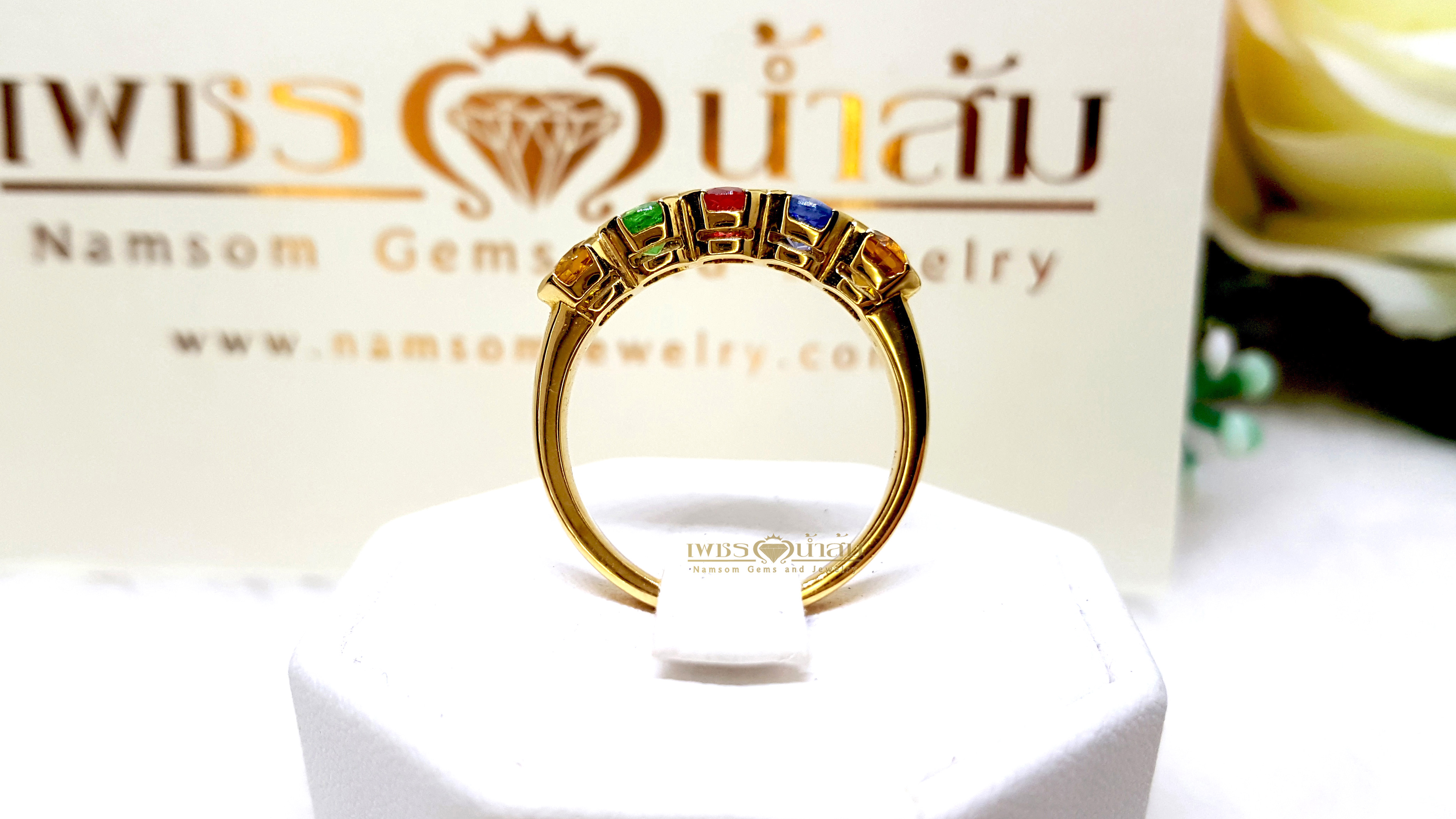 แหวนพลอยนพเก้าทรงปอกมีดสลับสี ประกอบไปด้วย ทับทิม ไพลิน บุษราคัม และมรกตสีสวย บนตัวเรือนทองทั้งตัวเรือน