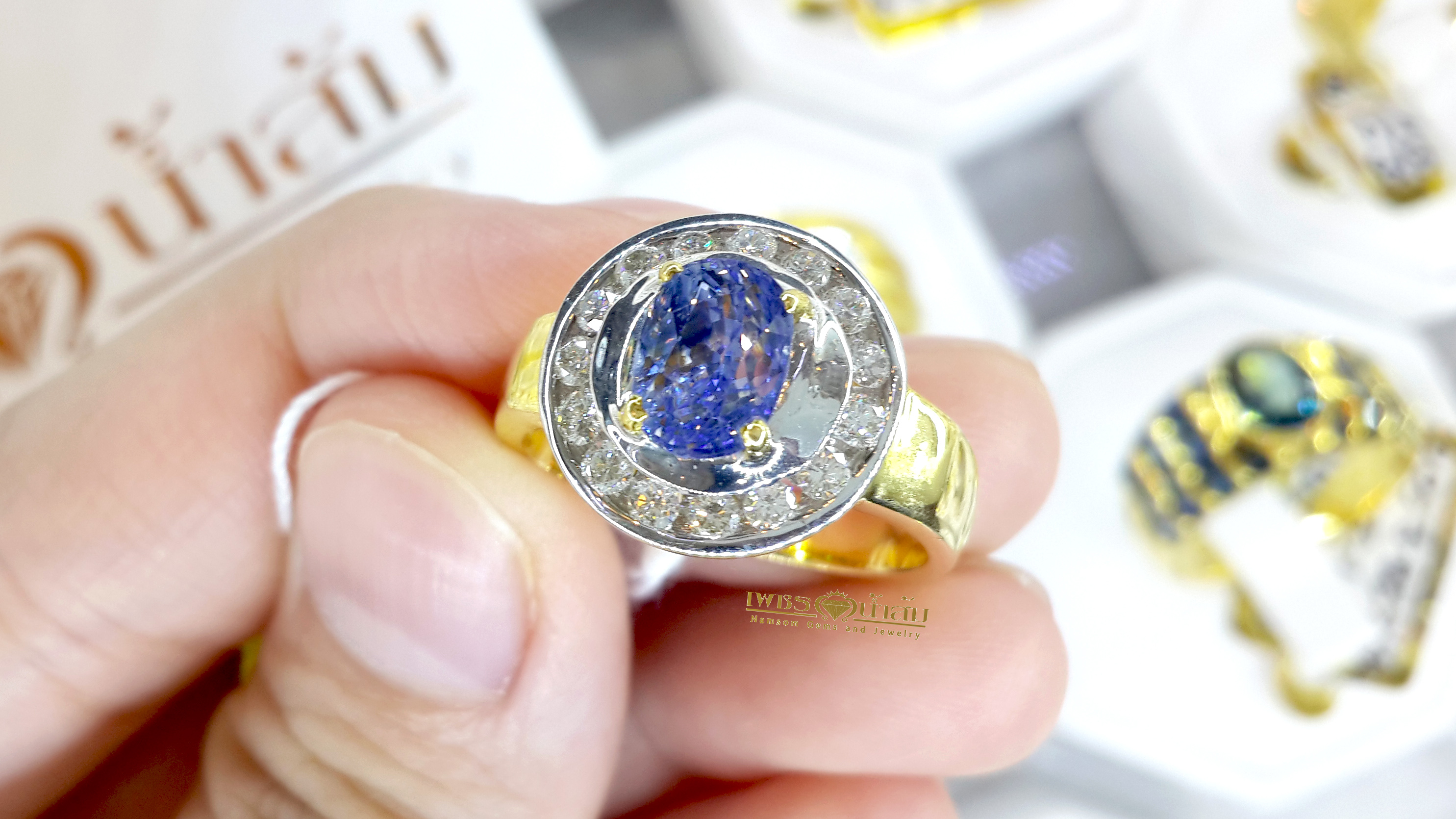 แหวนพลอยไพลิน Blue Sapphire น้ำงาม เล่นไฟ ชูเด่น ประดับฝังตกแต่งด้วยเพชรแท้ น้ำงาม วงนอกแบบไร้หนาม บนตัวเรือนทองแท้ทั้งตัวเรือน