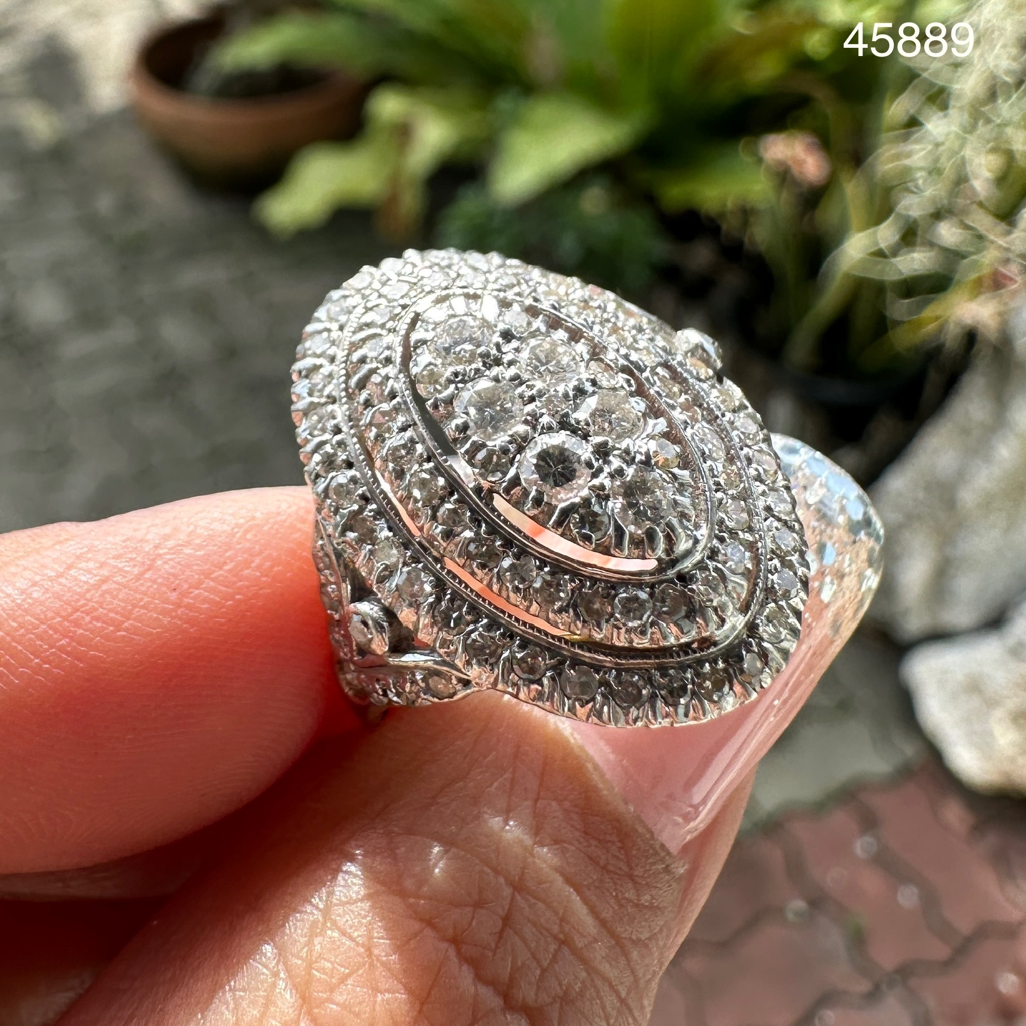 รหัส 45889 แหวน เพชรทรงมาคีย์ เพชรเกสร 6/0.25 ct ล้อมเพชรกุหลาบ 2 ชั้น 86/0.52 ct ทองK 2 สี งานเก่า นน. 4.03 g