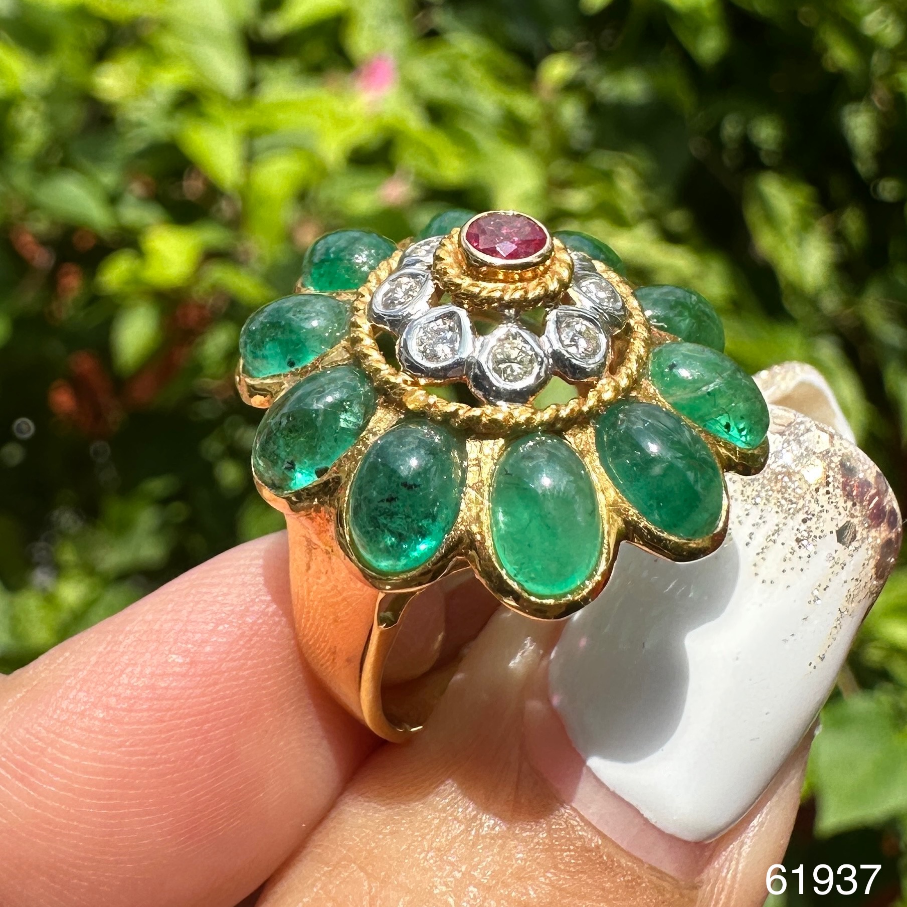 รหัส 61937 แหวน มรกต แซมเบีย 10 เม็ด 7 กะรัต ฝังเพชร 8 เม็ด 0.16 กะรัต ทอง18K พร้อม Cert. นน. 6.84 g