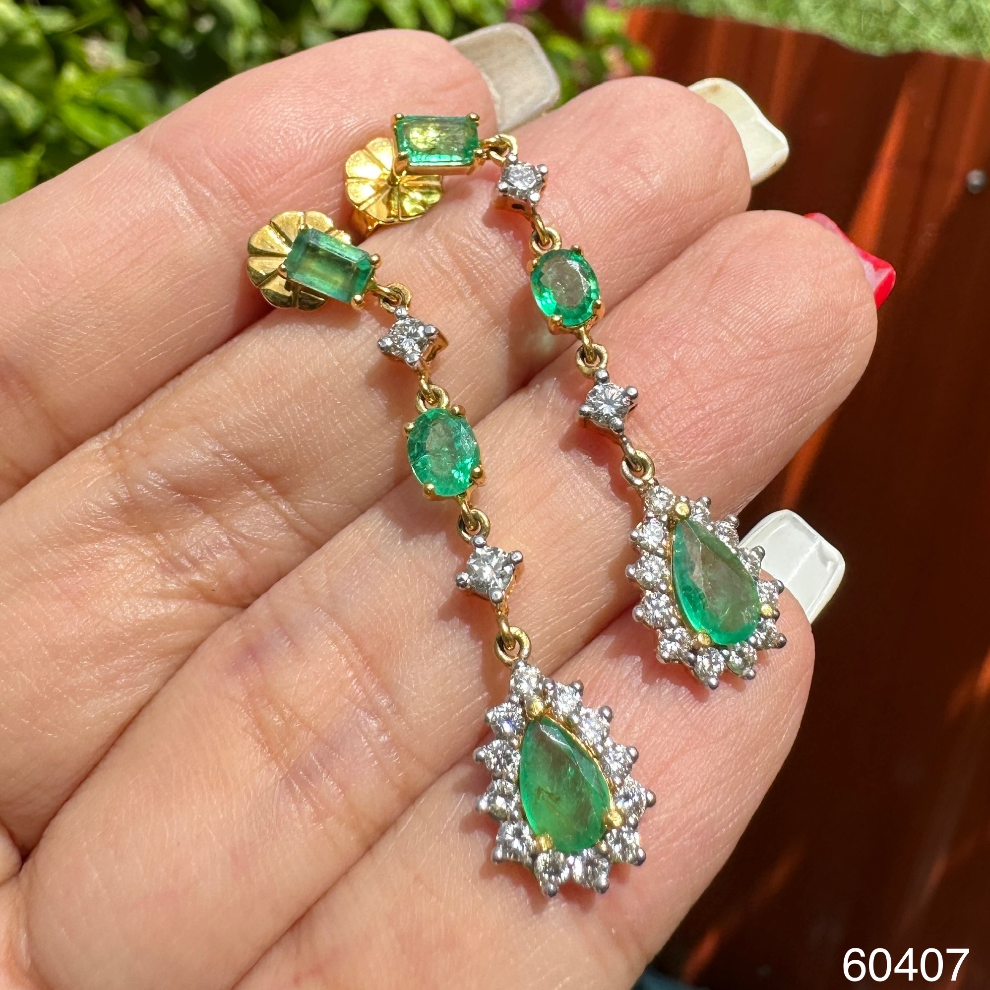 รหัส 60407 ต่างหู มรกต แซมเบีย 6 เม็ด 2 กะรัต ล้อมเพชร 28 เม็ด 1 กะรัต ทอง18K งานสวยมาก นน. 4.90 g