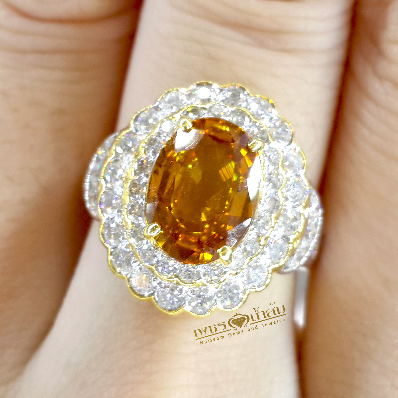 แหวนพลอยบุษราคัม Yellow Sapphire ล้อมเพชรแท้ น้ำงาม สองชั้น เล่นลูกเล่นเป็นขั้นบรรได ทำให้หัวแหวนโดนเด่น บนตัวเรือนทองแท้ทั้งตัวเรือน
