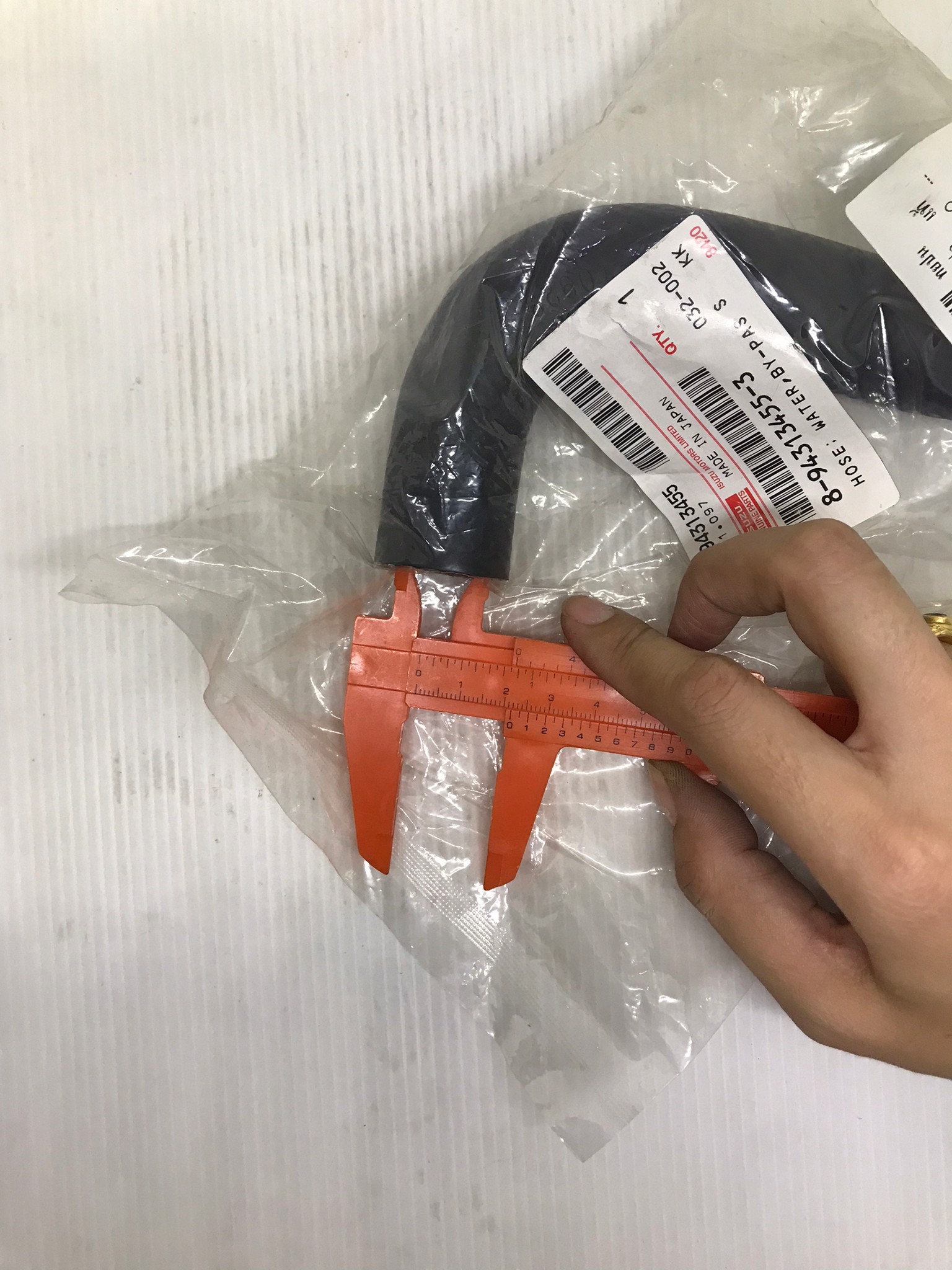 (แท้ศูนย์) ท่อยางปั้มน้ำ ISUZU NPR 120 / 4HF1 อีซูซุ / รูใน 17.5 mm. / เบอร์ 8-94313455-3 ยี่ห้อ ISUZIU