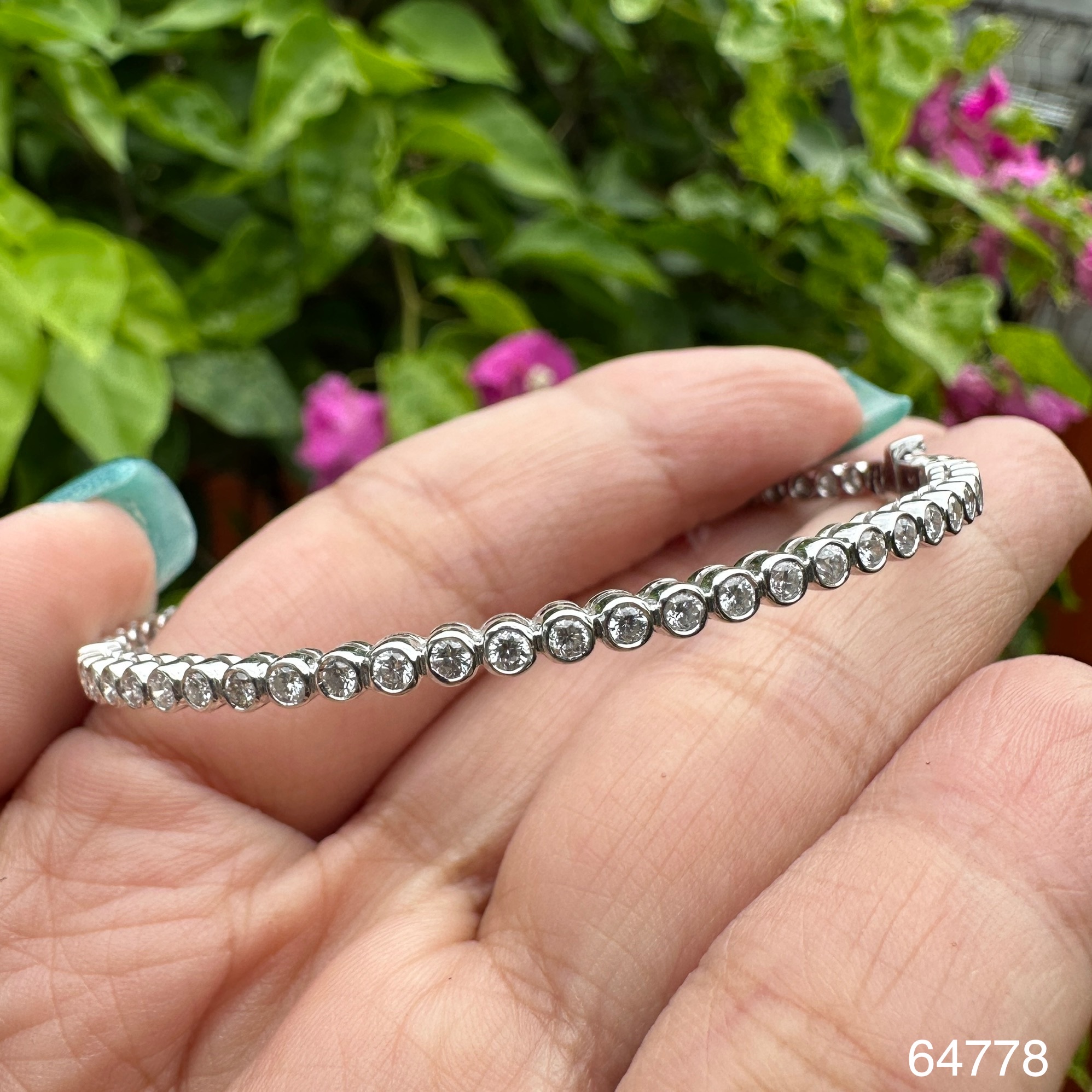 รหัส 64778 กำไล เพชรรอบ Dilavie ฝังเพชร 60 เม็ด 1.82 กะรัต ทอง18Kขาว ความกว้าง 5.50 ซม. พร้อมกล่อง นน. 8.62 g