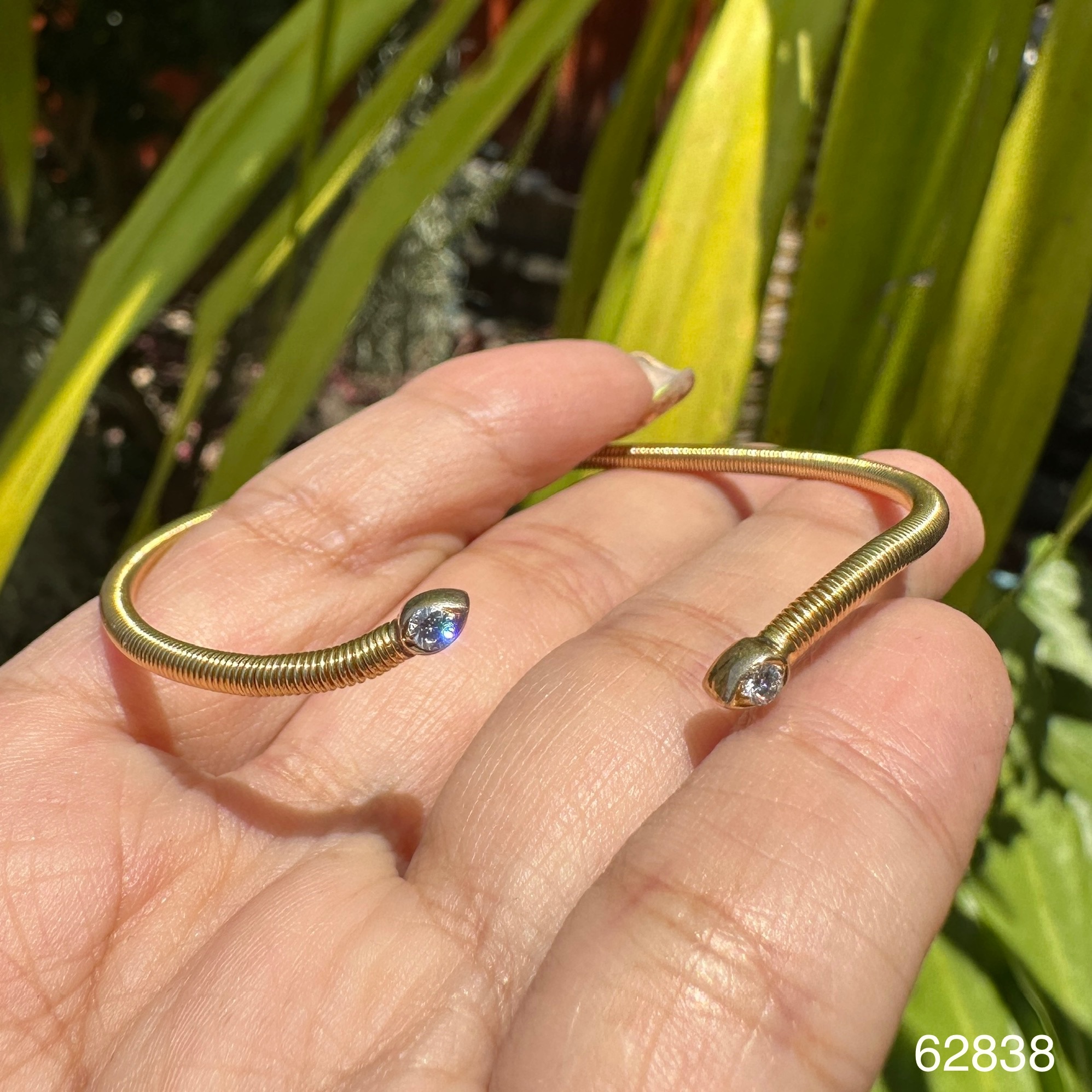 รหัส 62838 กำไล สปริงเกลียว หัวบัว ฝังเพชร 2 เม็ด 0.02 กะรัต ทอง18K ความกว้าง 5.90 ซม. นน. 10.48 g