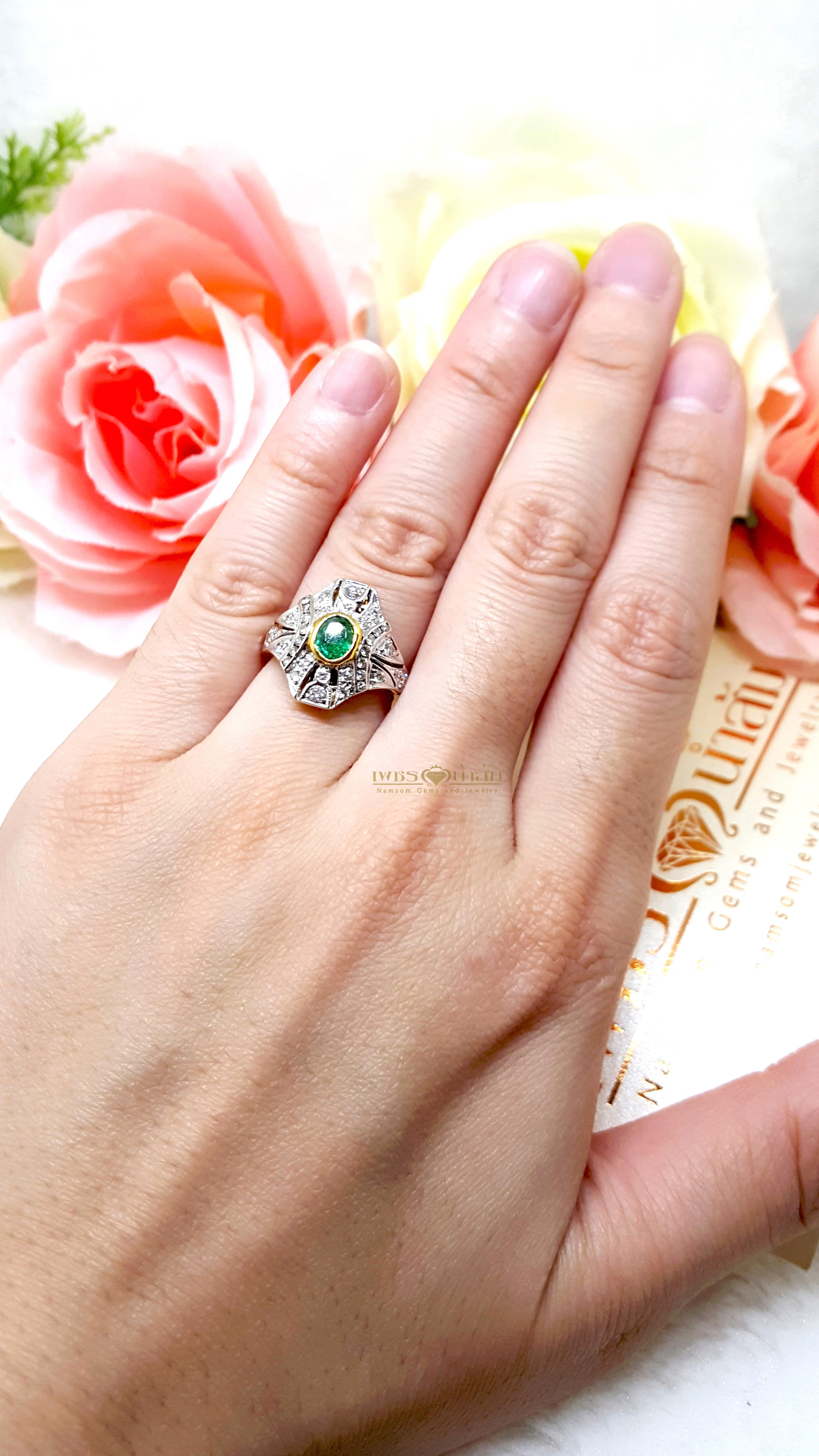 แหวนพลอยซาร์โวไรท์ Tsavorite สีสวยสด ประดับตกแต่งด้วยเพชรแท้เป็นลวดลายศิลปะสมัย Art Nouveau บนตัวเรือนทองแท้ทั้งตัวเรือน