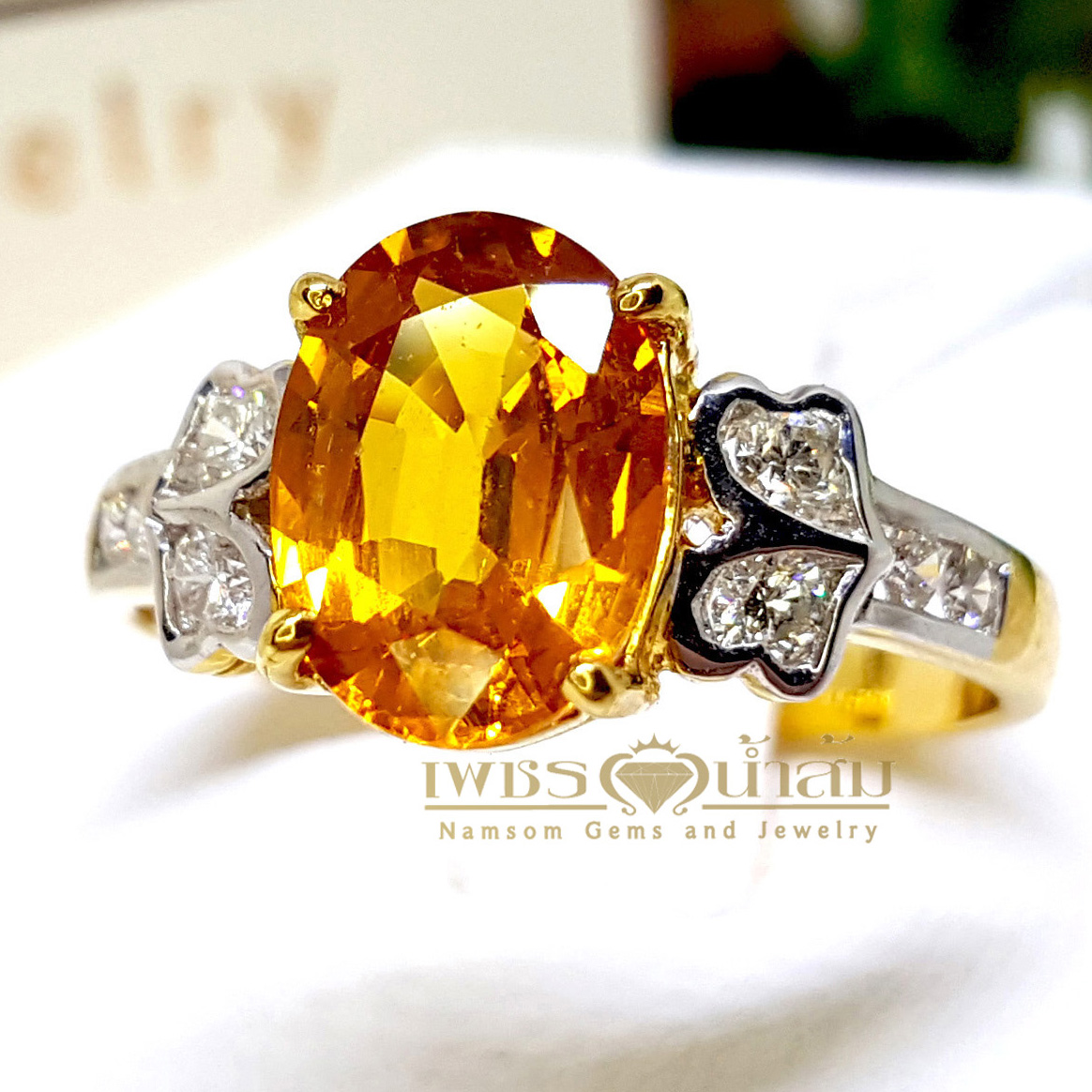 แหวนบุษราคัม Yellow Sapphire เล่นลูกเล่นลายไทยทรงดอกประดับฝังด้วยเพชรแท้ บนตัวเรือนทองแท้ทั้งตัวเรือน