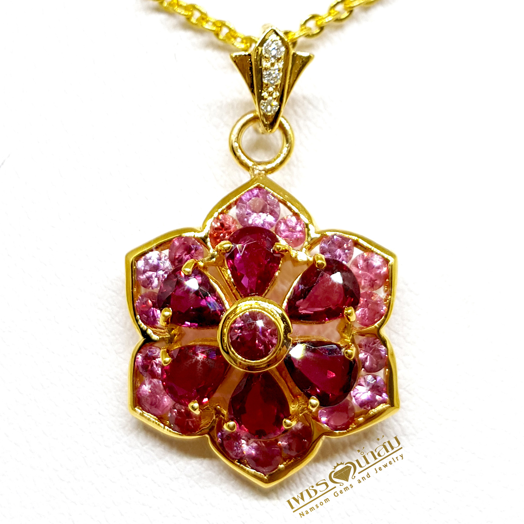 จี้พลอยทับทิม Ruby สีหวาน ประดับตกแต่งล้อมรอบด้วย Pink Sapphire ออกแบบเป็นรูปทรงดอกไม้ เย้ายวนทุกสายตา