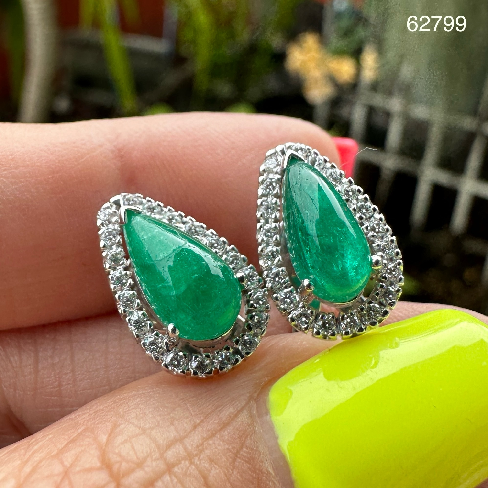 รหัส 62799 ต่างหู มรกต โคลัมเบีย ทรงหยดน้ำ 2/3.00 ct ล้อมเพชร 40/0.40 ct ทองคำขาว18K พร้อม Cert. นน. 5.20 g