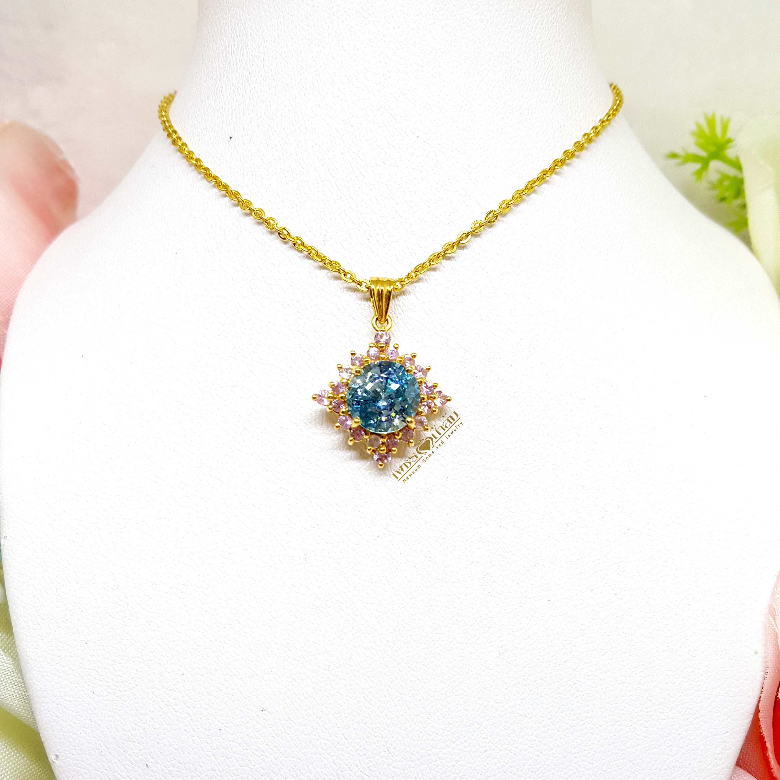 จี้พลอยเพทาย Blue Zircon สีสวยน้ำงาม ล้อมด้วย Pink Sapphire ดูหวานน่ารัก