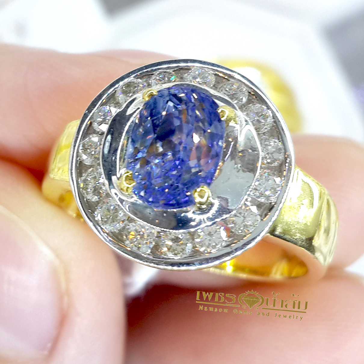 แหวนพลอยไพลิน Blue Sapphire น้ำงาม เล่นไฟ ชูเด่น ประดับฝังตกแต่งด้วยเพชรแท้ น้ำงาม วงนอกแบบไร้หนาม บนตัวเรือนทองแท้ทั้งตัวเรือน