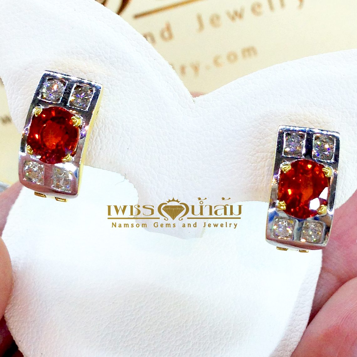 ต่างหูพลอยพัดพารัดชา (Padparadscha) Orange Sapphire สีหายาก คาดด้วยเพชรแท้ น้ำ98 เรีบงแถวสองชั้น บนตัวเรือนทองแท้ 22K ทั้งตัวเรือน