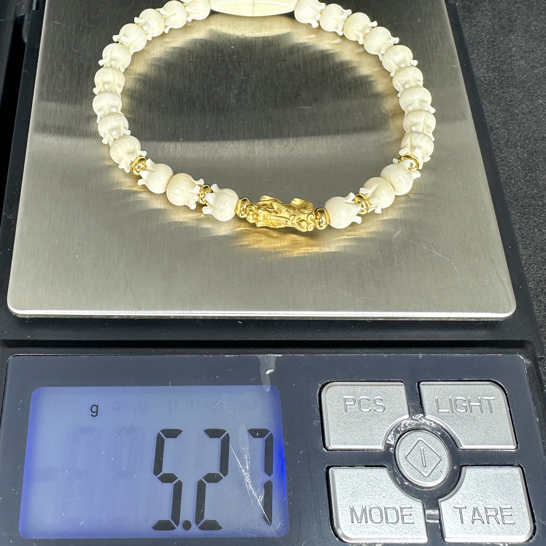 รหัส 63159 สร้อยข้อมือ ปี่เซียะ ทอง99.99 คั่นทอง90 เม็ดประคำ ความยาว 18.00 ซม. ร้อยด้วยเอ็น นน. 5.27 g