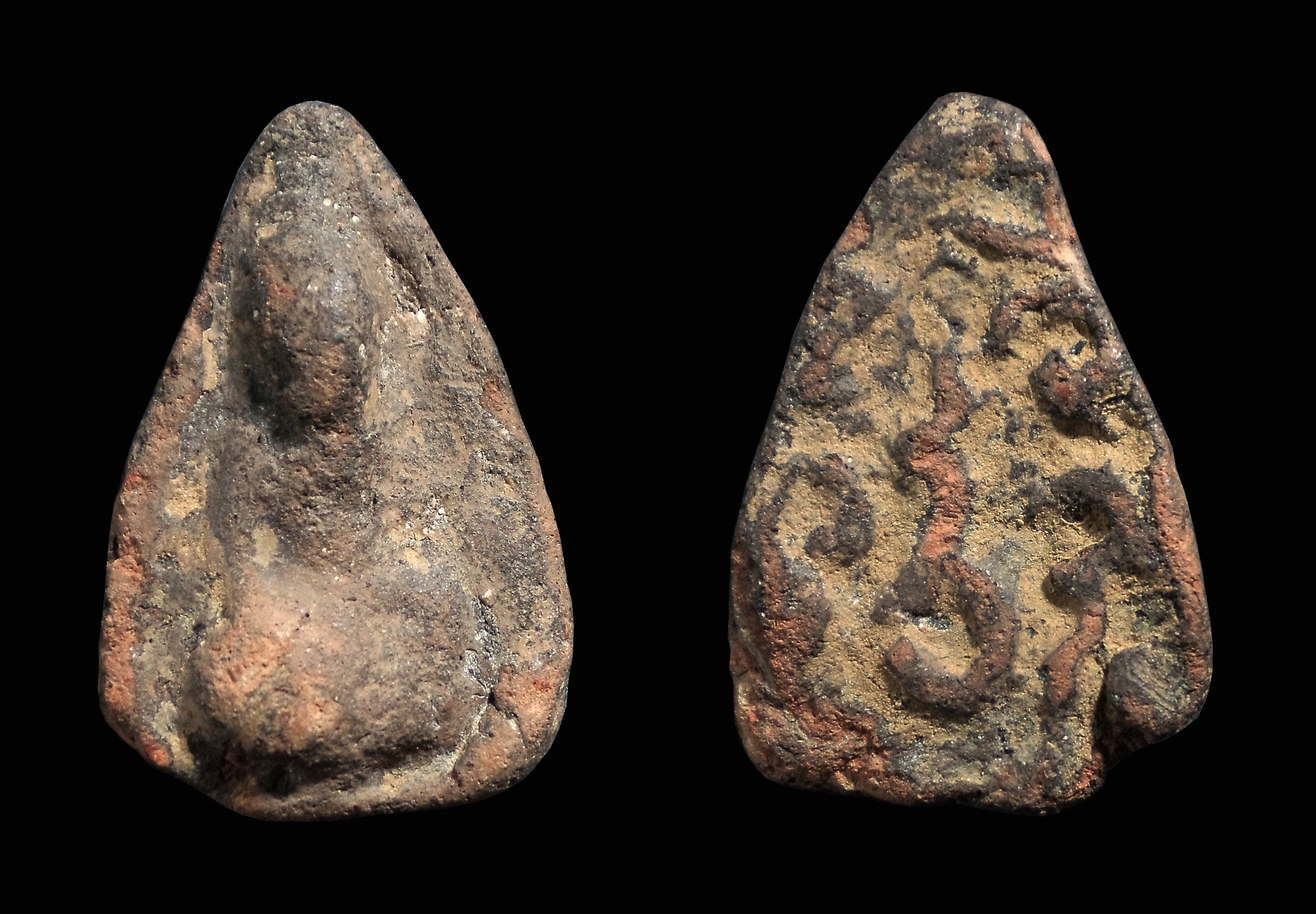 พระร่วงนั่ง หลังอุ เนื้อดิน