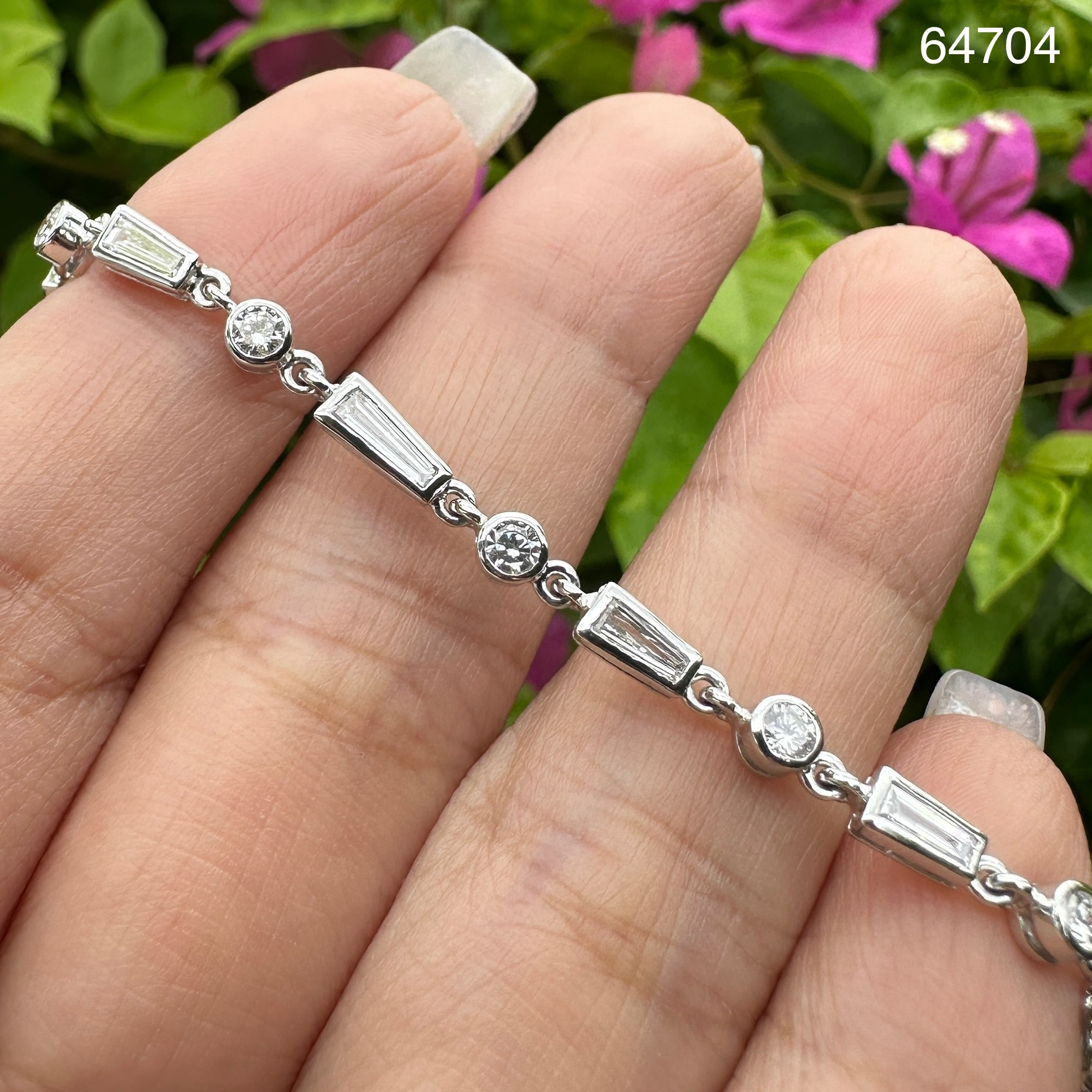 รหัส 64704 สร้อยข้อมือ เพชรรอบ เพชร 21 เม็ด 1.88 กะรัต ทองคำขาว18K ความยาว 17 ซม. นน. 9.13 g