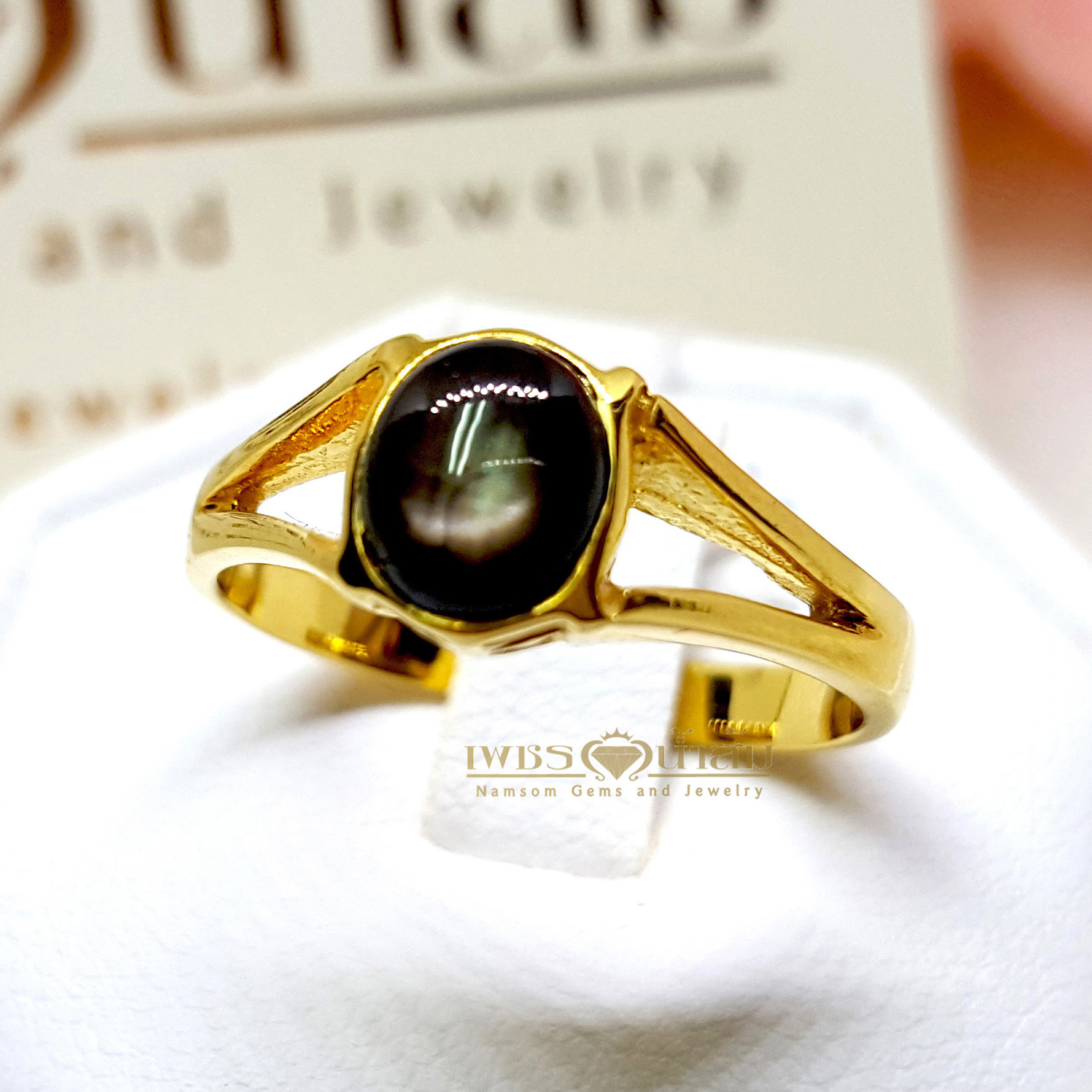 แหวนพลอย Black Star Sapphire ฝังหุ้มเรียบไร้หนาม บนตัวเรือนทองแท้ทั้งตัวเรือน