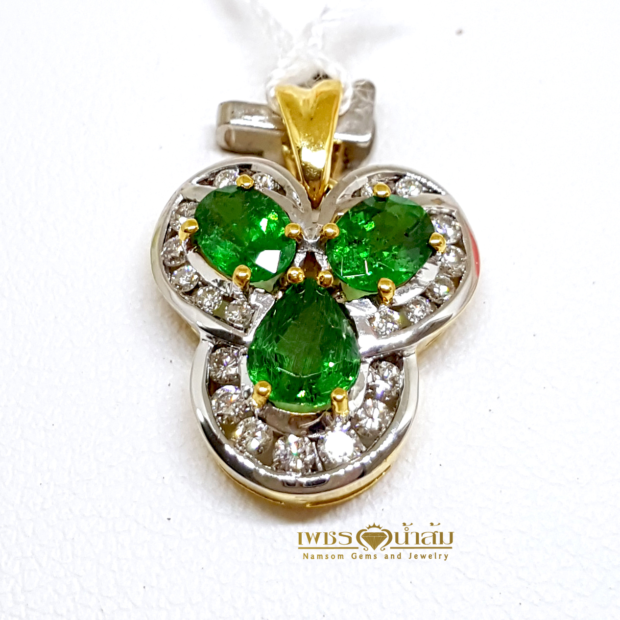 จี้พลอยซาร์โวไรท์ Tsavorite ล้อมเพชร สีสดใสหยอกเอินทุกสายตาให้หันมามอง