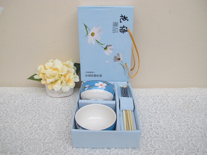 เซตชามพร้อมตะเกียบ ลายซากุระ 2 ที่ แพ็คกล่องสีฟ้า พร้อมถุงหิ้ว