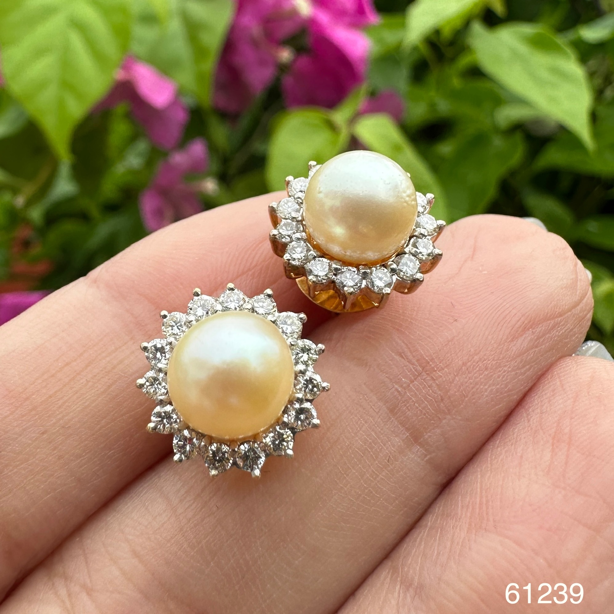 รหัส 61239 ต่างหู มุก ญี่ปุ่น 7.9 มิล ล้อมเพชร 28 เม็ด 0.56 กะรัต ทอง90 สวยมาก นน. 6.26 g