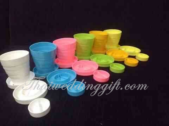 แก้วน้ำพับได้ น่าใช้พกพาสะดวก ใช้ตัดเม็ดยาได้ พร้อมฝาปิด แพ็คถุงผ้าแก้ว