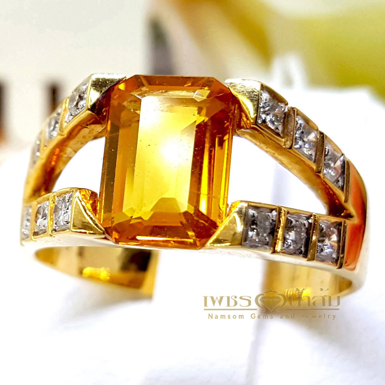 แหวนบุษราคัม Yellow Sapphire ทรงไข้ว ประดับตกแต่งด้วยเพชรแท้ ทำเป็นลายแฉก ฝังเหลี่ยมเพิ่มลูกเล่น บนตัวเรือนองแท้ทั้งตัวเรือน