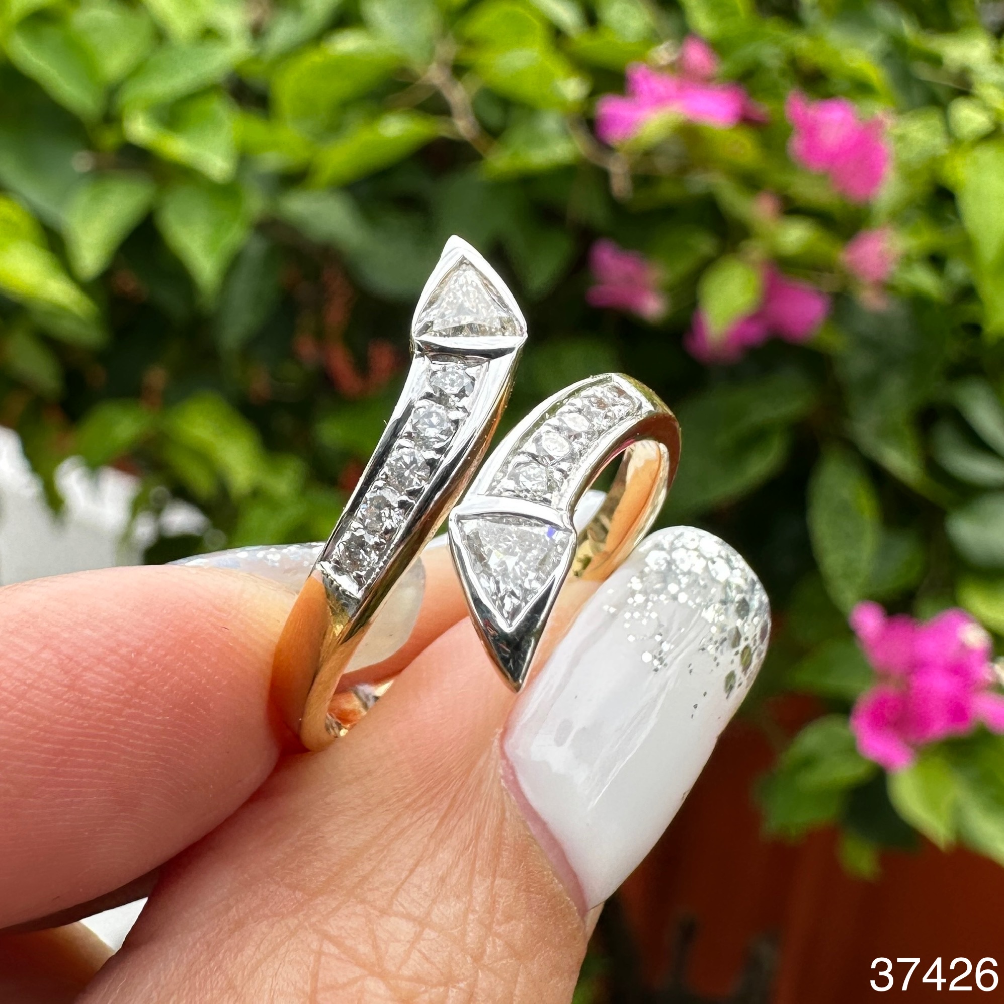 รหัส 37426 แหวน เพชรสามเหลี่ยมไขว้ 2/0.40 ct ฝังเพชรแถว 10/0.20 ct ทอง90 งานดีไซน์สวย นน. 4.77 g