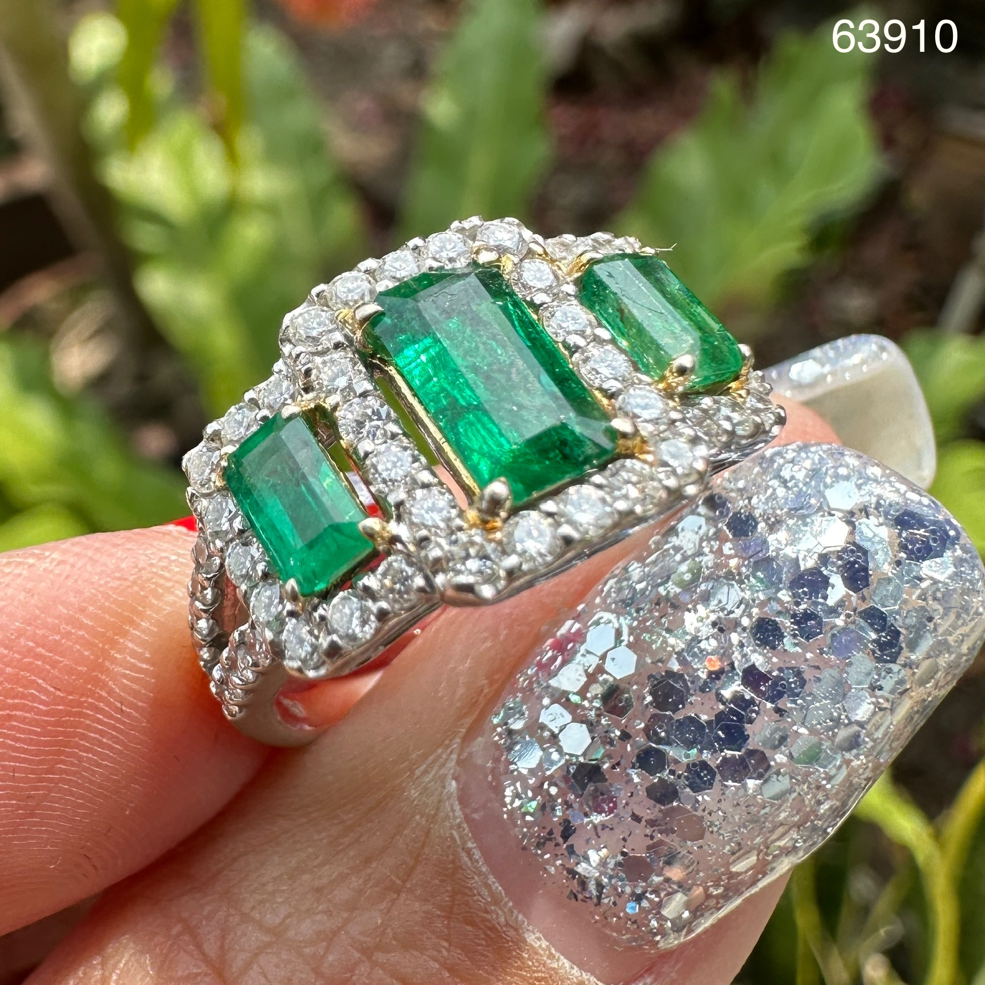 รหัส 63910 แหวน มรกต แซมเบีย ล้อมเพชร 52 เม็ด 0.90 กะรัต ทอง18K ขนาด 53 พร้อม Cert. นน. 4.63 g