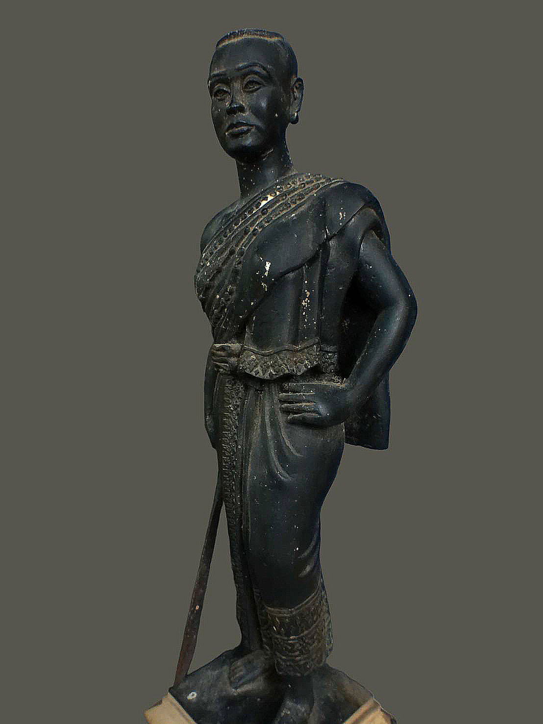 รูปหล่อบูชาเนื้อเรซิ่น ท้าวสุรนารี พิธีพุทธาภิเษกในงาจุดพลุ4มุมเมือง นครราชสีมา ปี2523 หลวงพ่อคุณ วัดบ้านไร่ปลุกเสก สูง 13 นิ้ว