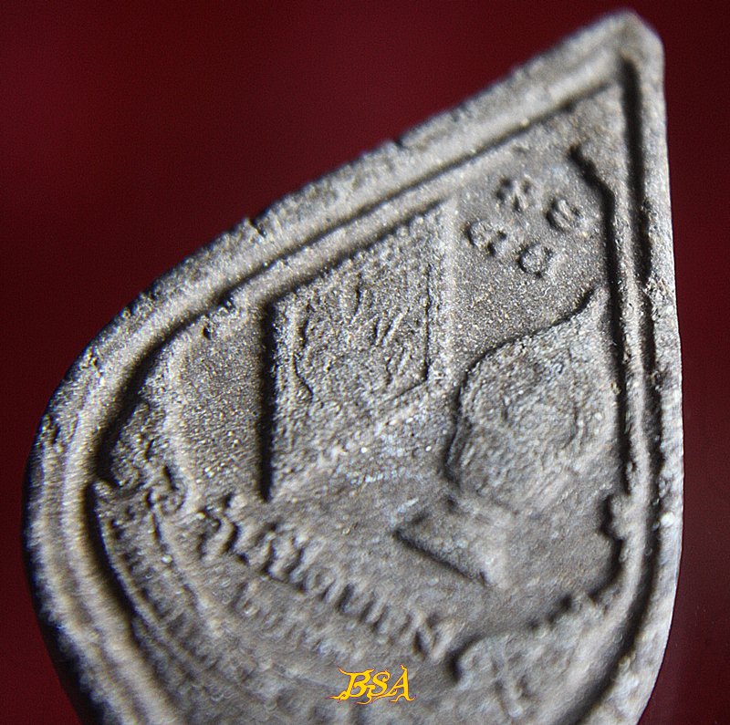 พระเนื้อว่าน พุทธชินราช รุ่นปิดทองปี47 มวลสารหลักคือทองที่ปิดองค์พระพุทธชินราชมานาน