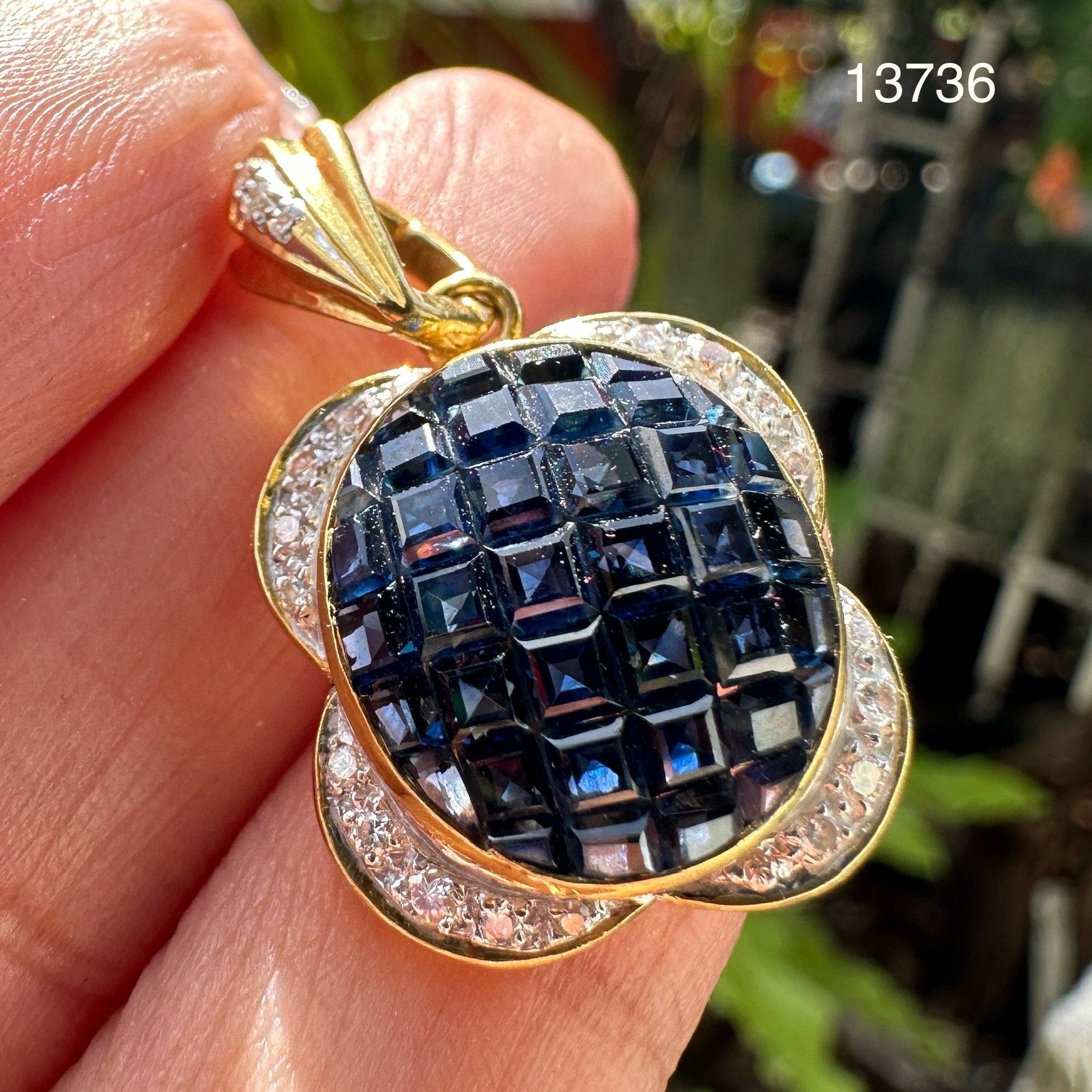รหัส 13736 จี้ ไพลิน กาญจนบุรี ฝังไร้หนาม ล้อมเพชร 23 เม็ด 0.30 กะรัต ทอง18K งานสวยมาก นน. 6.70 g